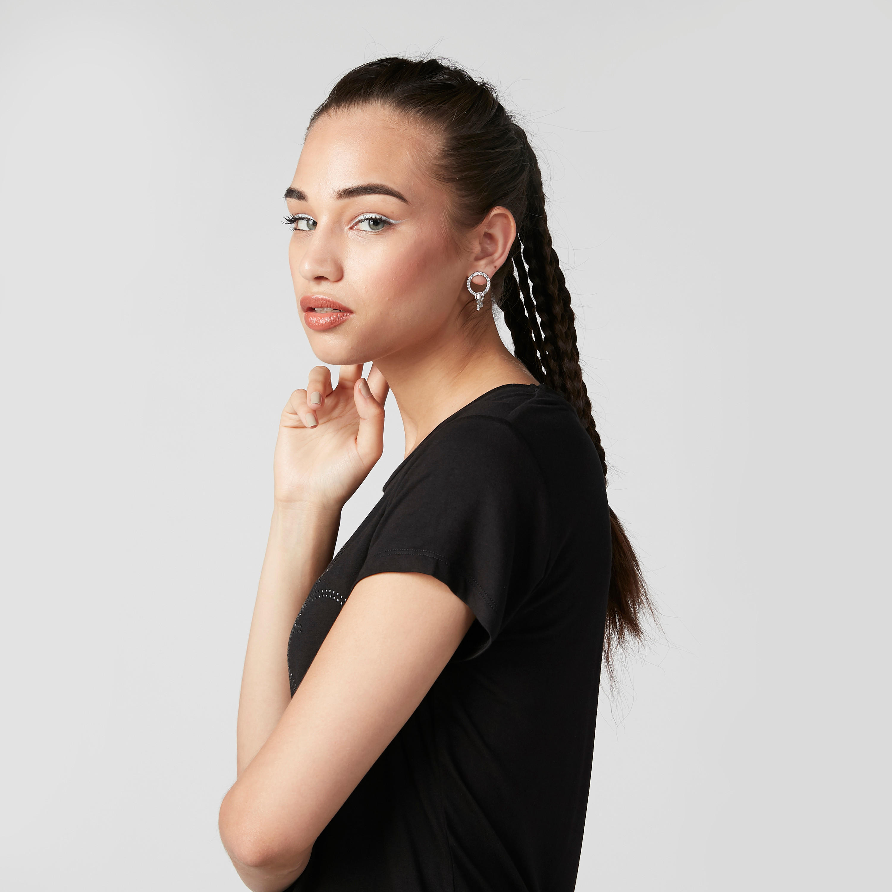 أقراط مرصّعة بدلّاية ومكبس إغلاق-women-watchesandjewellery-jewellery-earrings-image-2