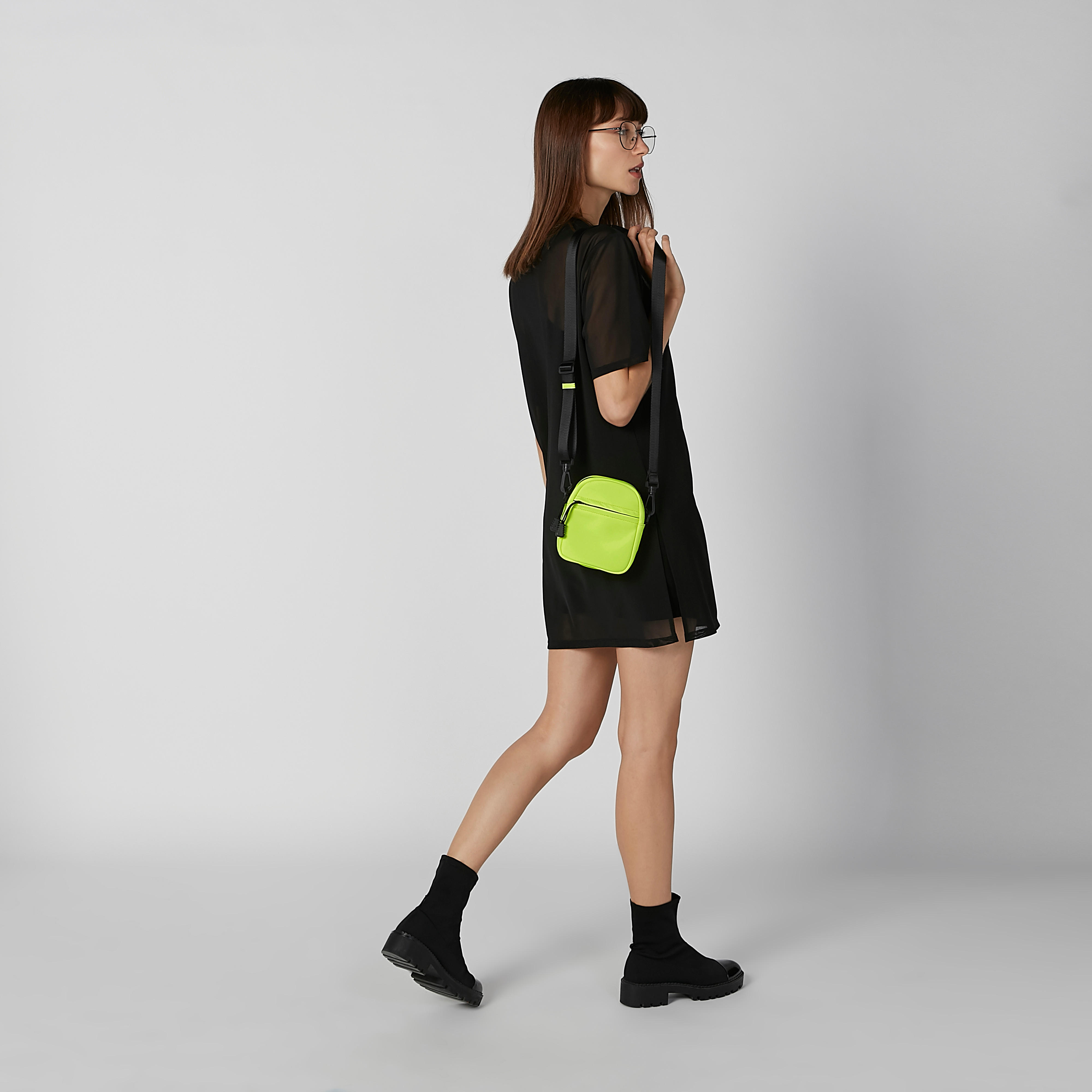 شنطة كروس بودي سادة بسحاب إغلاق وحمّالة قابلة للتعديل-women-bagsandwallets-handbags-image-2