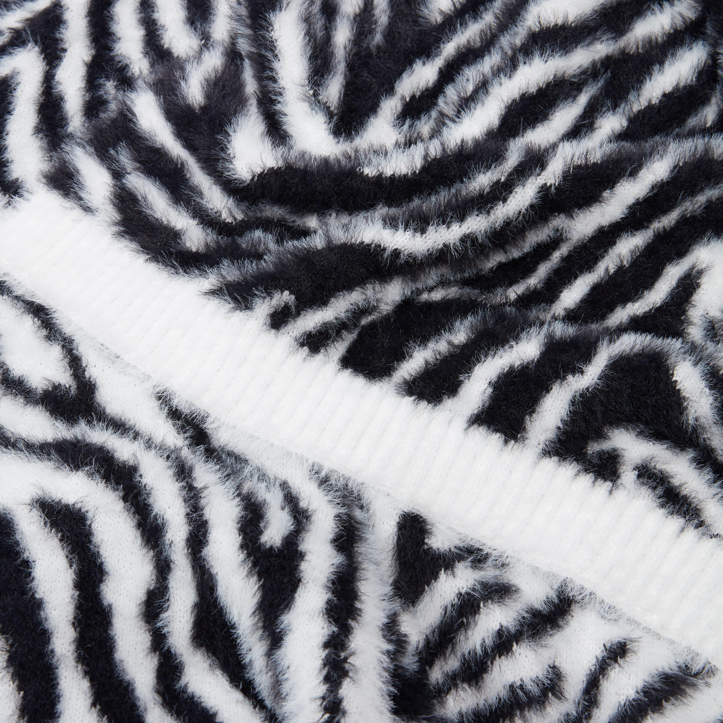 وشاح بارز الملمس بطبعات حيوانات-women-clothingaccessories-scarves-image-1