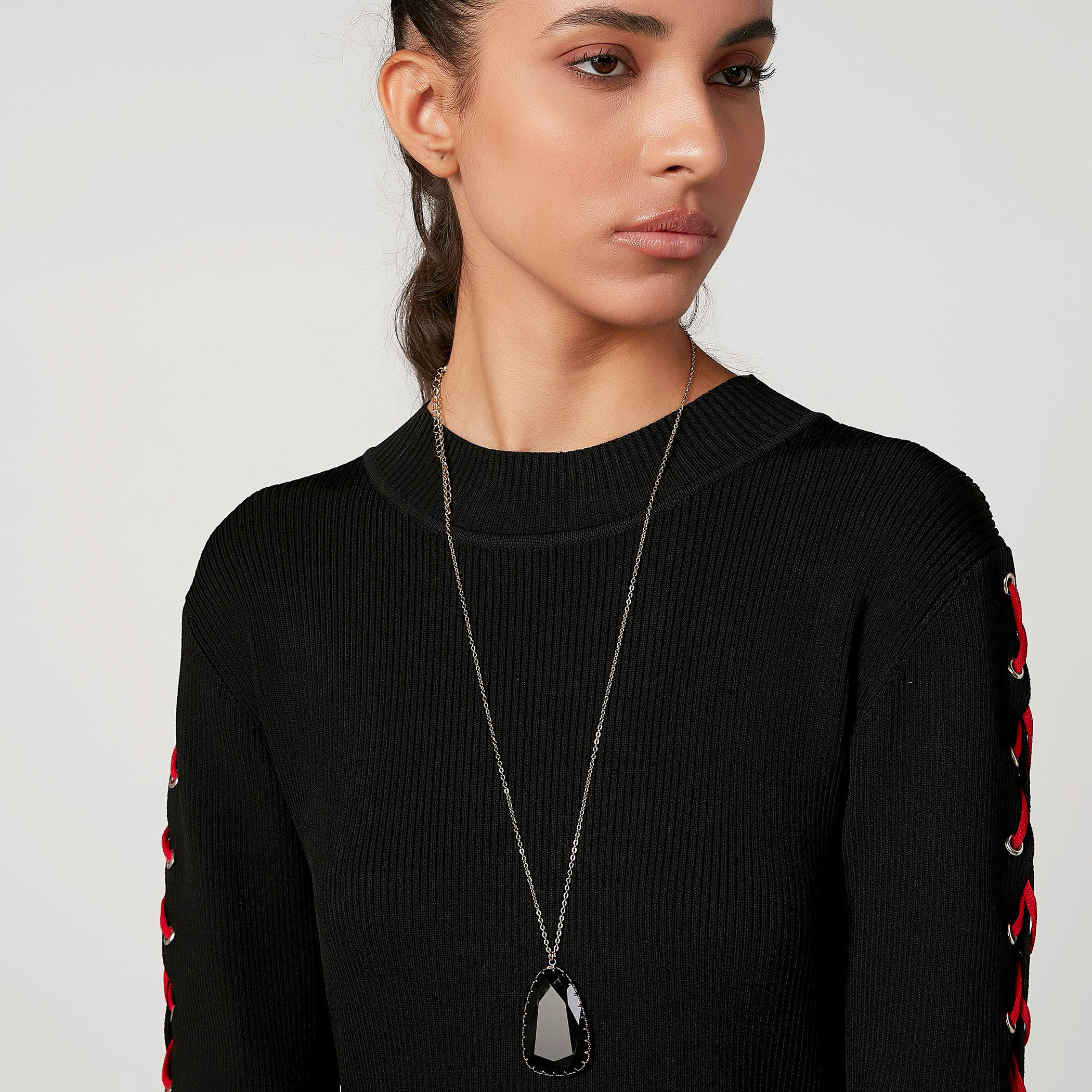 عقد مرصّع بدلّاية ومشبك إغلاق-women-watchesandjewellery-jewellery-necklacesandpendants-image-2