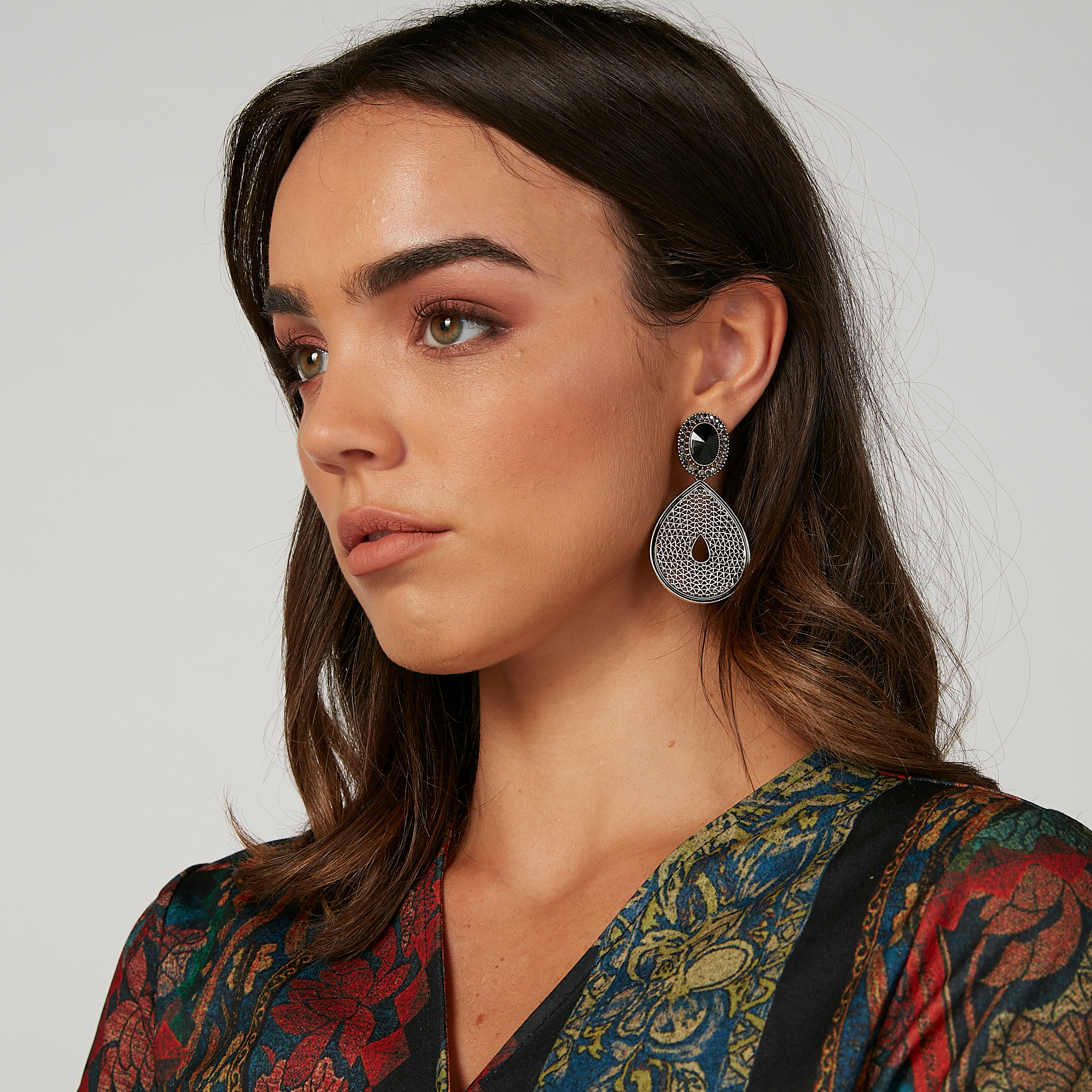 حلقان بدلّاية مزيّنة ومكبس إغلاق-women-watchesandjewellery-jewellery-earrings-image-3
