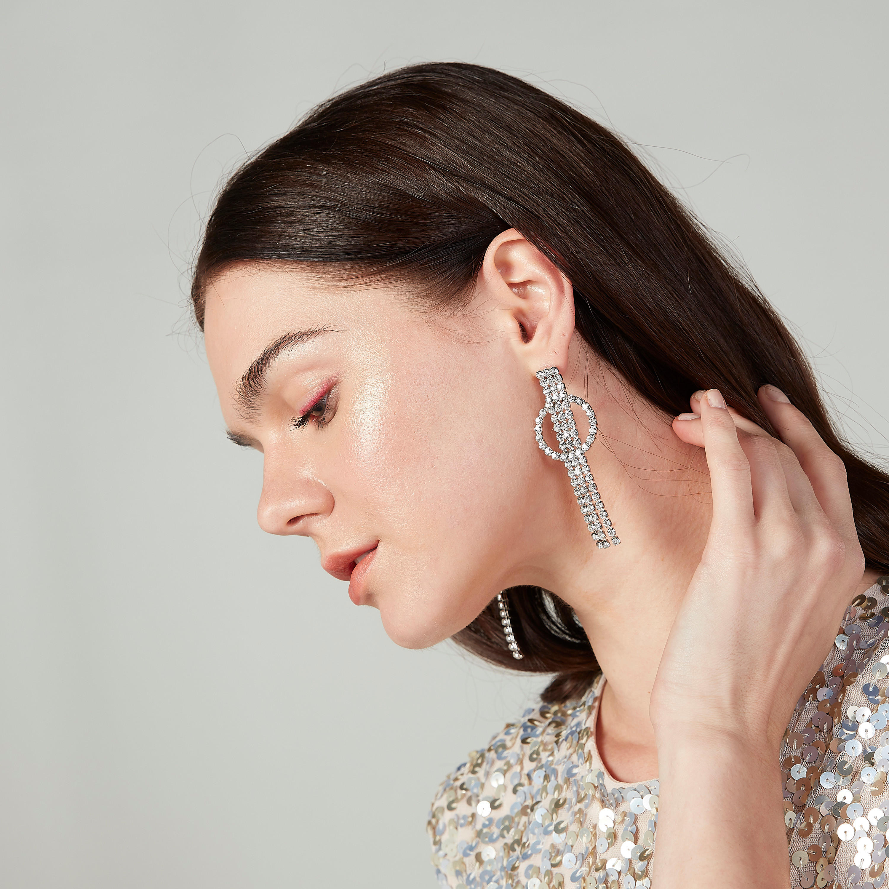 حلق بدلّاية مرصّعة ومكبس إغلاق-women-watchesandjewellery-jewellery-earrings-image-2