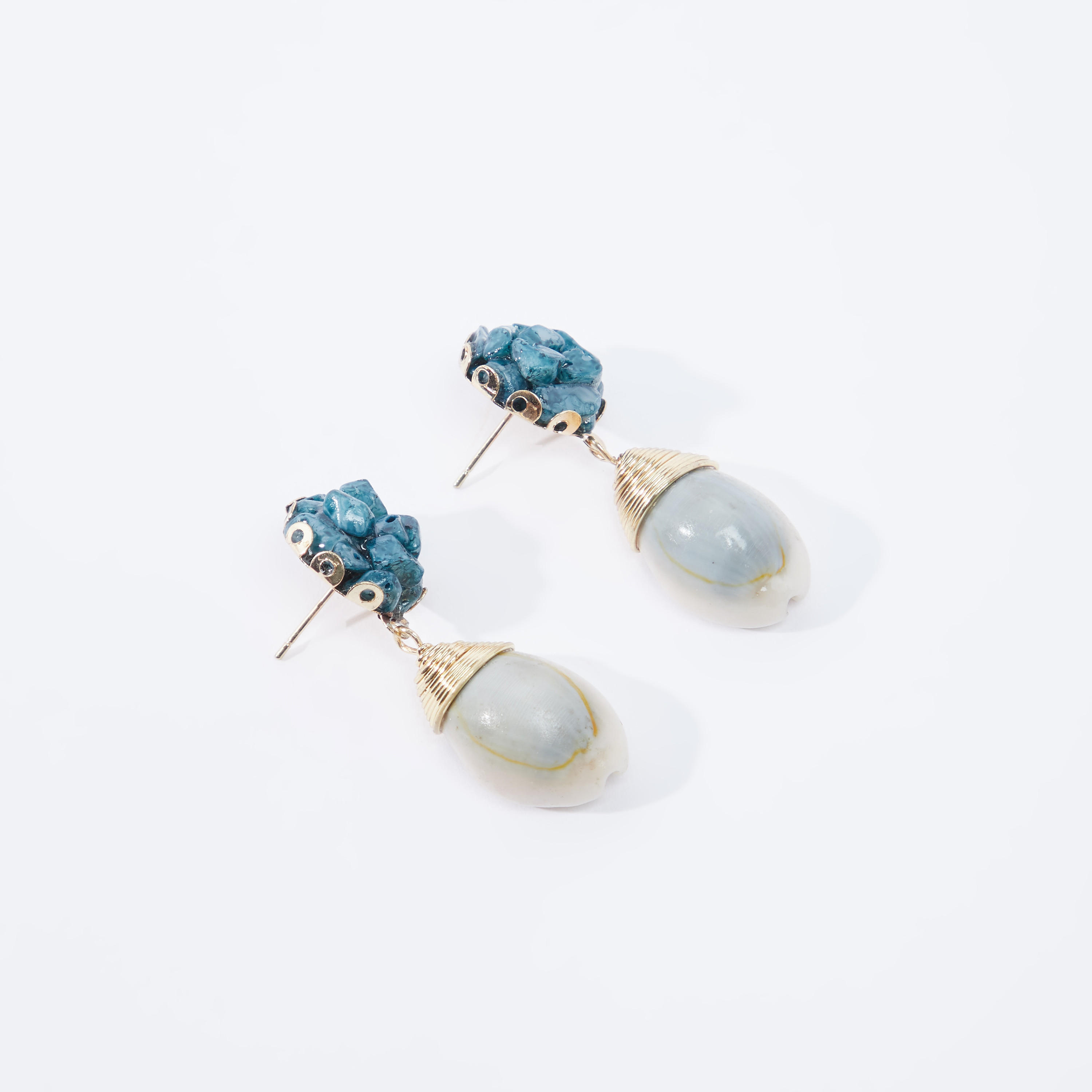 حلق بدلّاية مرصّعة ومكبس إغلاق-women-watchesandjewellery-jewellery-earrings-image-1