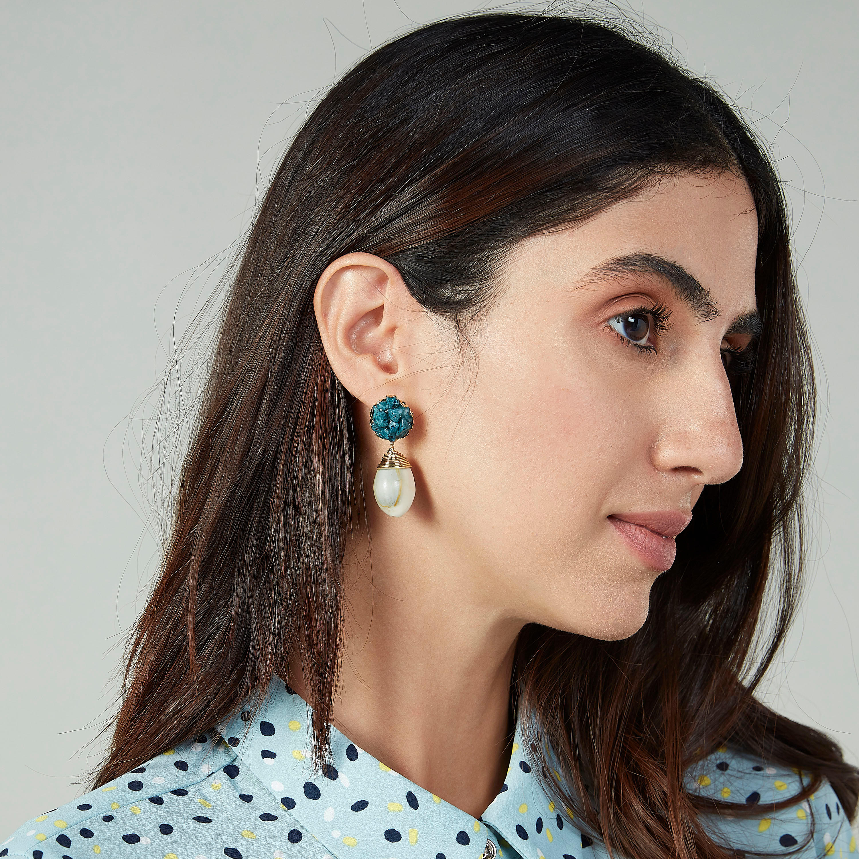 حلق بدلّاية مرصّعة ومكبس إغلاق-women-watchesandjewellery-jewellery-earrings-image-2