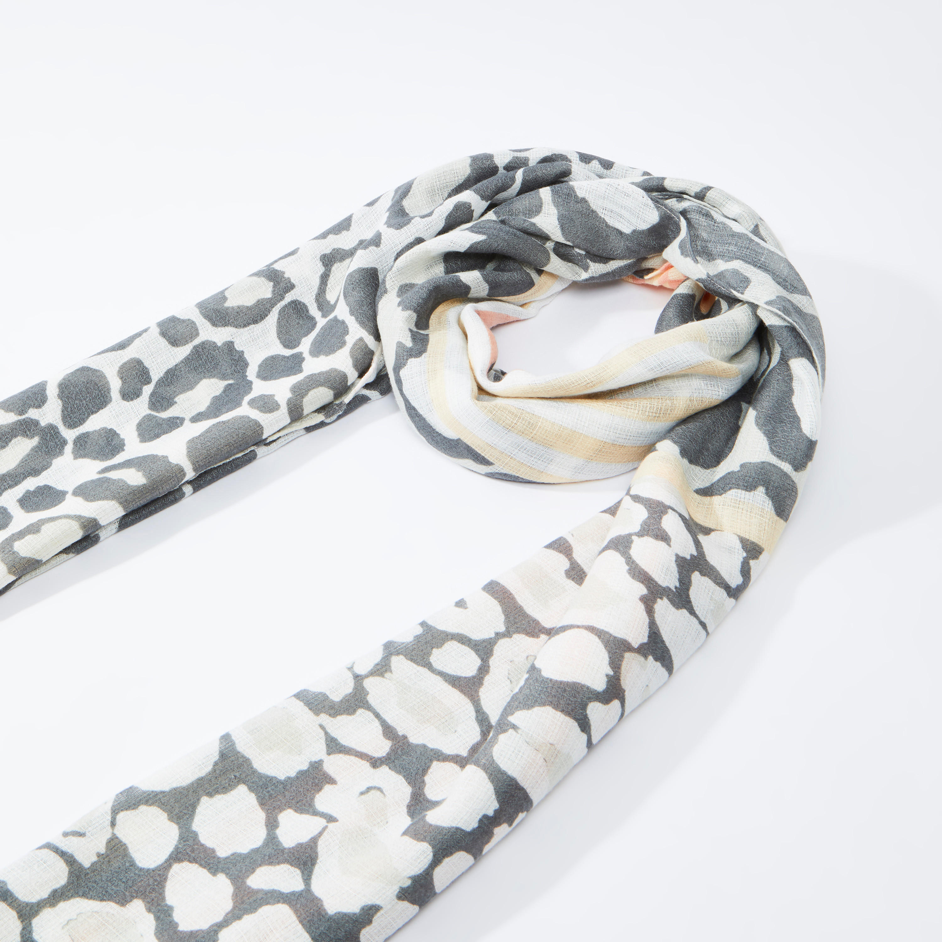 وشاح بطبعات وشراشيب-women-clothingaccessories-scarves-image-1
