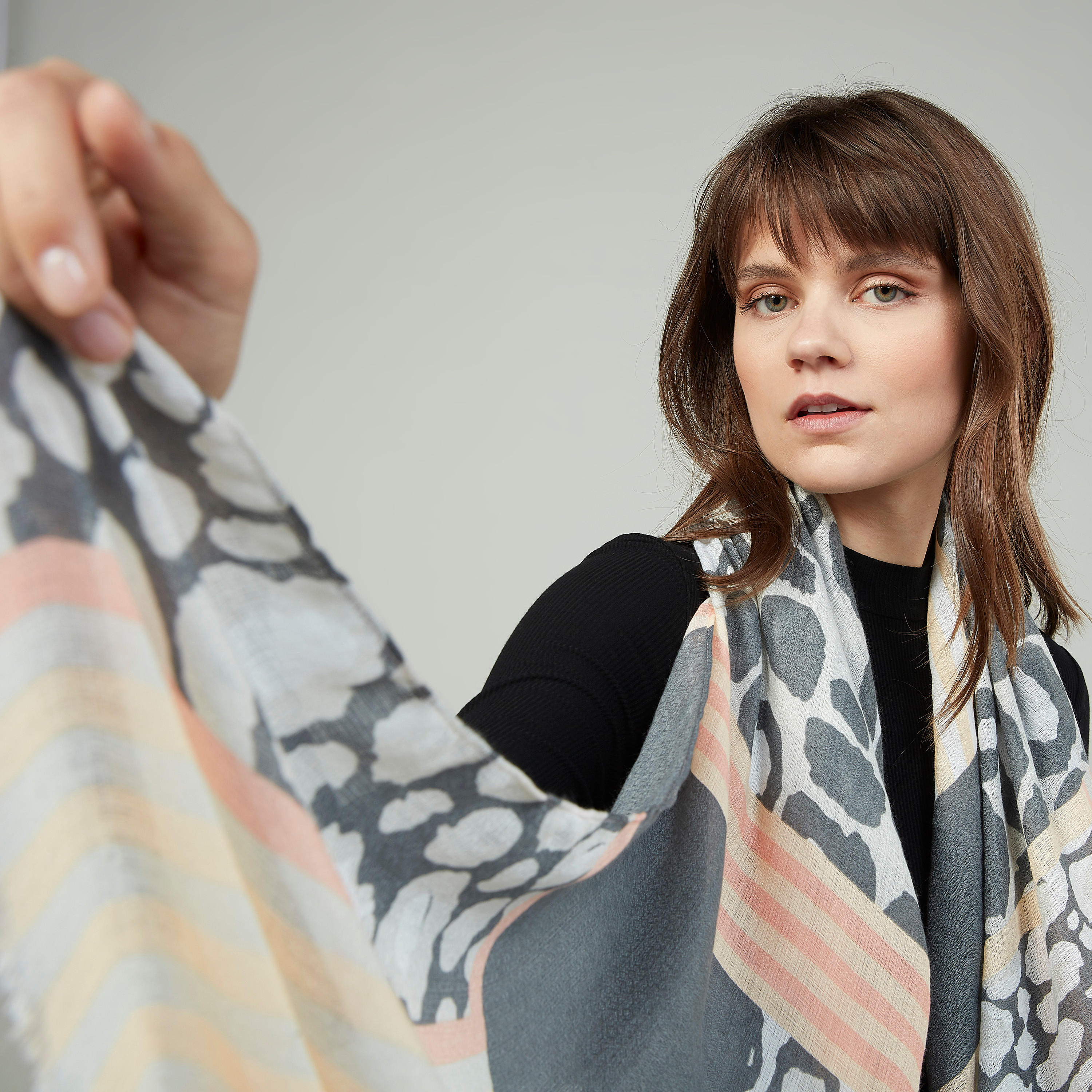 وشاح بطبعات وشراشيب-women-clothingaccessories-scarves-image-2