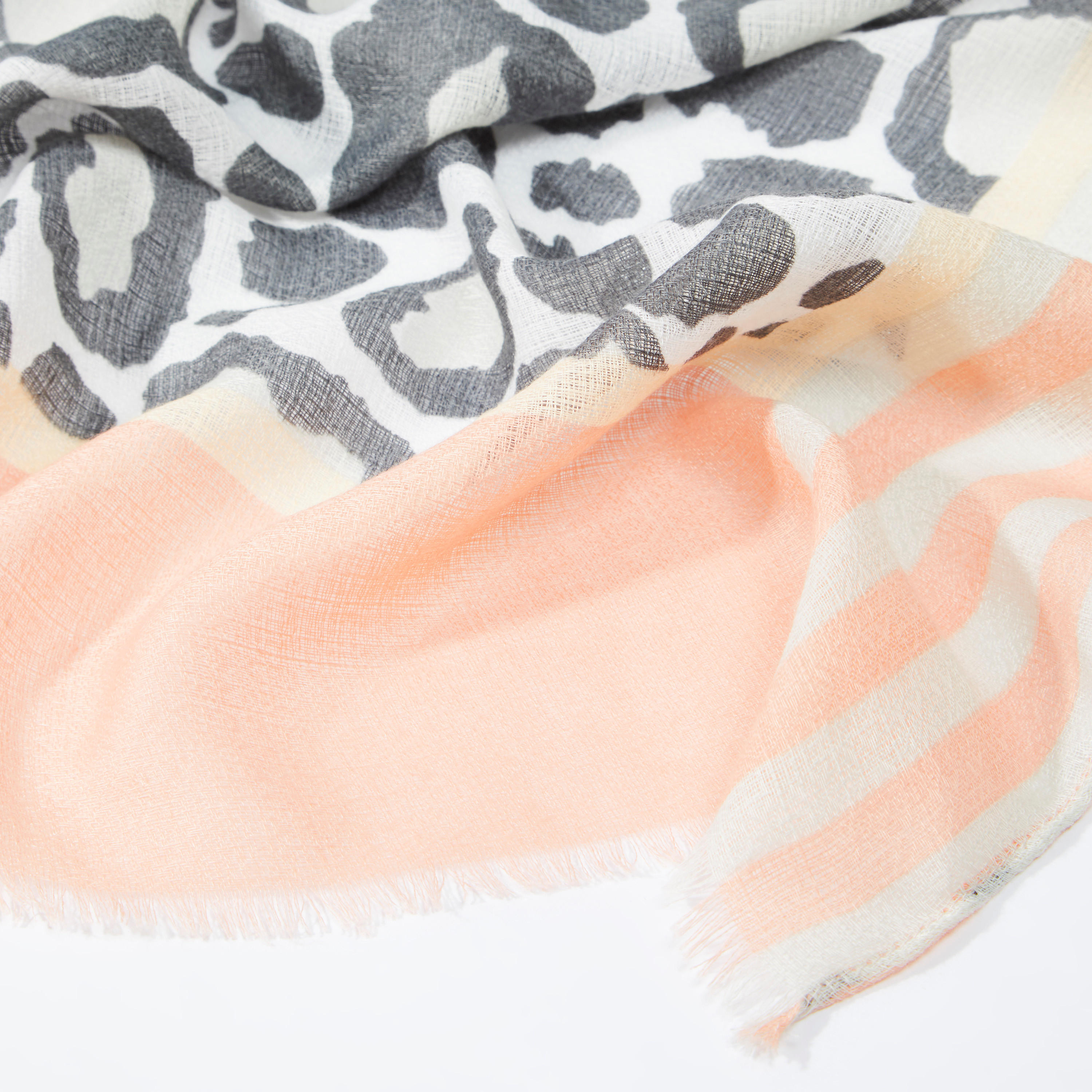 وشاح بطبعات وشراشيب-women-clothingaccessories-scarves-image-3