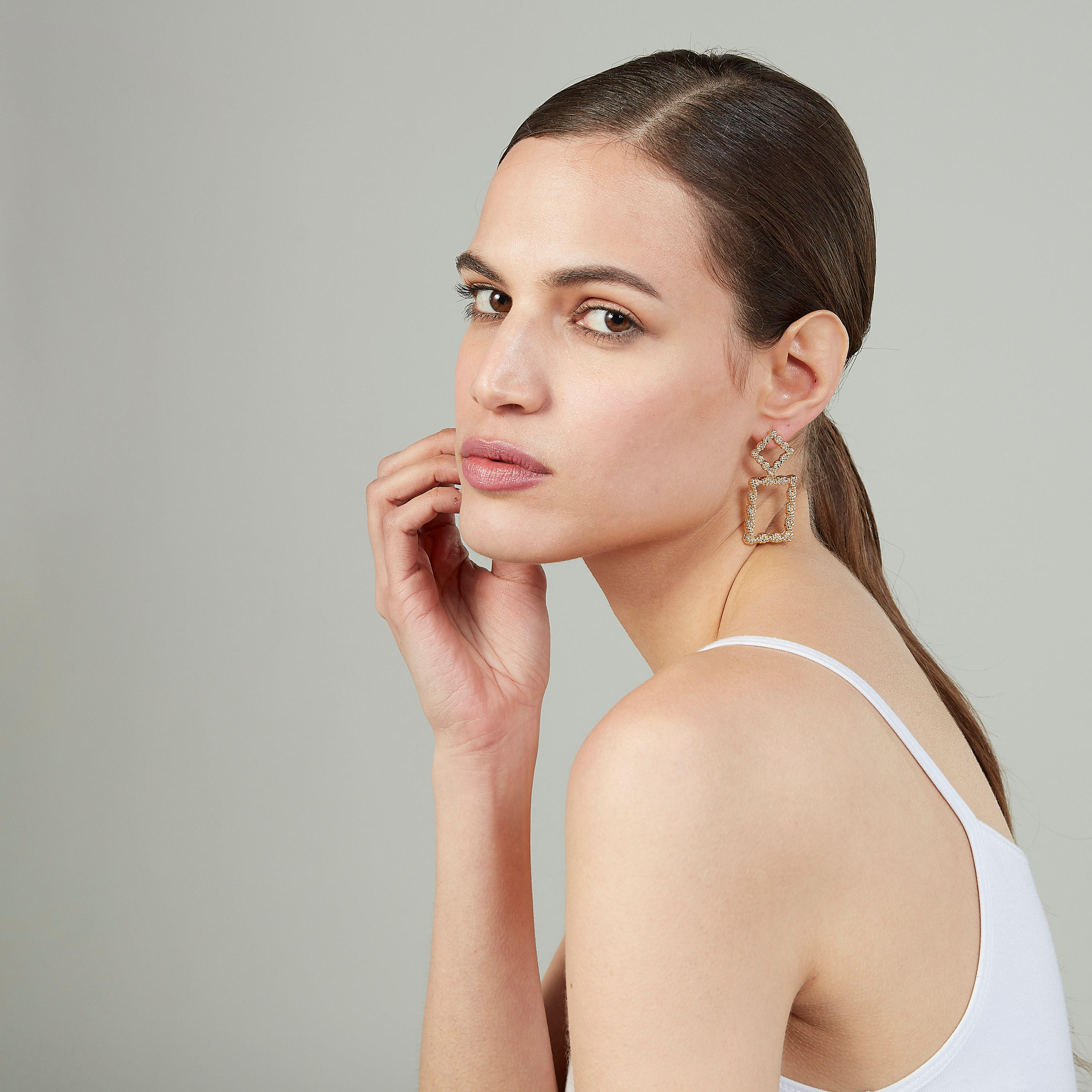 حلق بدلّاية مزيّنة ومكبس إغلاق-women-watchesandjewellery-jewellery-earrings-image-2