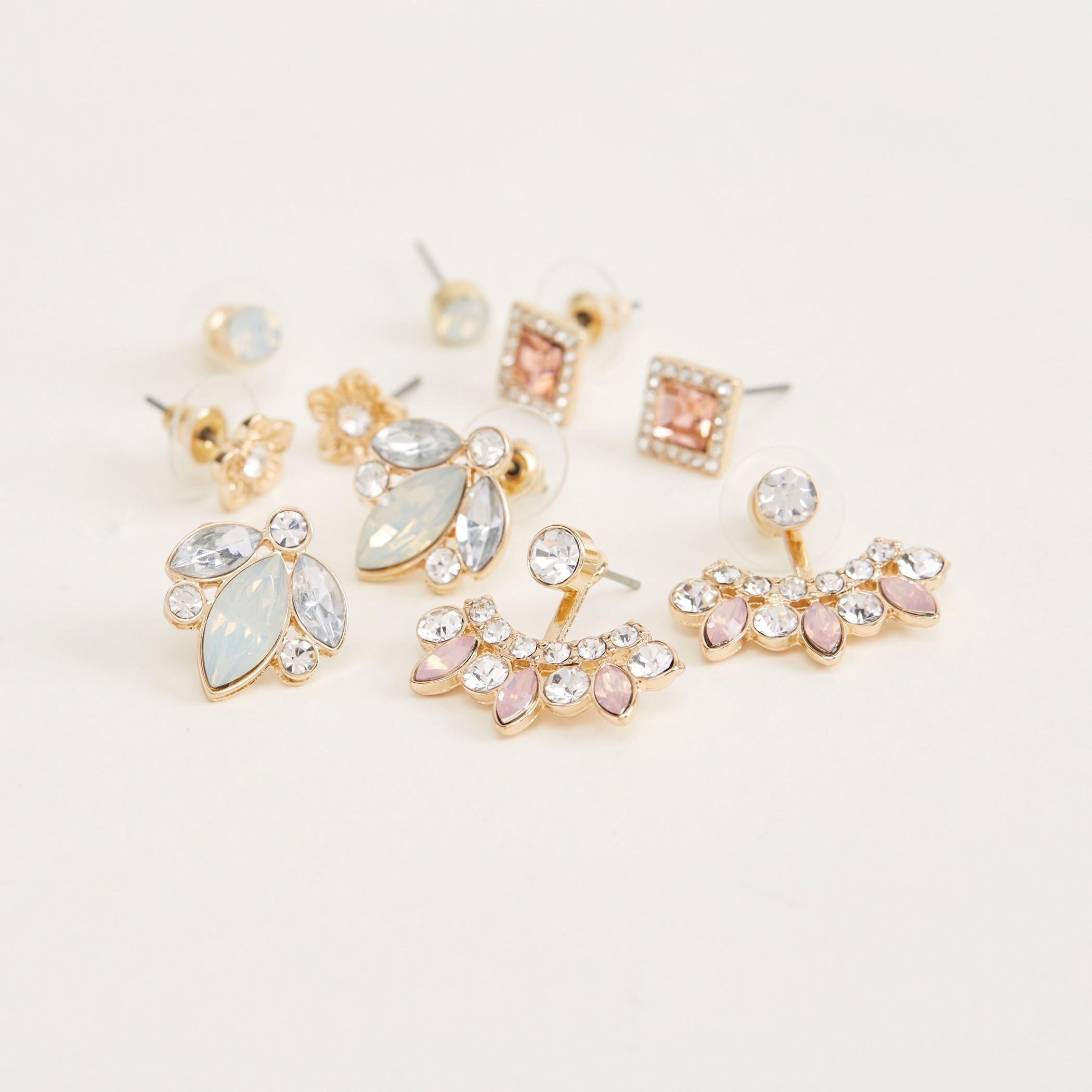 حلقان مرصّعة بتزيينات ومكبس إغلاق خلفي - طقم من 5-women-watchesandjewellery-jewellery-earrings-image-2