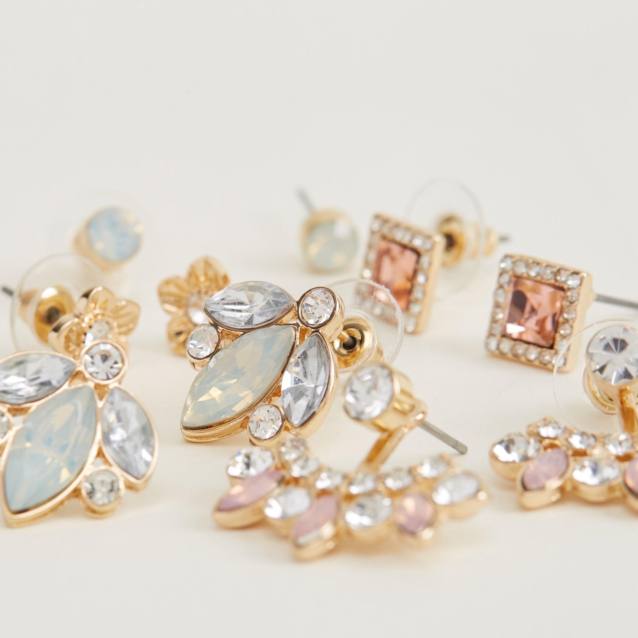 حلقان مرصّعة بتزيينات ومكبس إغلاق خلفي - طقم من 5-women-watchesandjewellery-jewellery-earrings-image-3