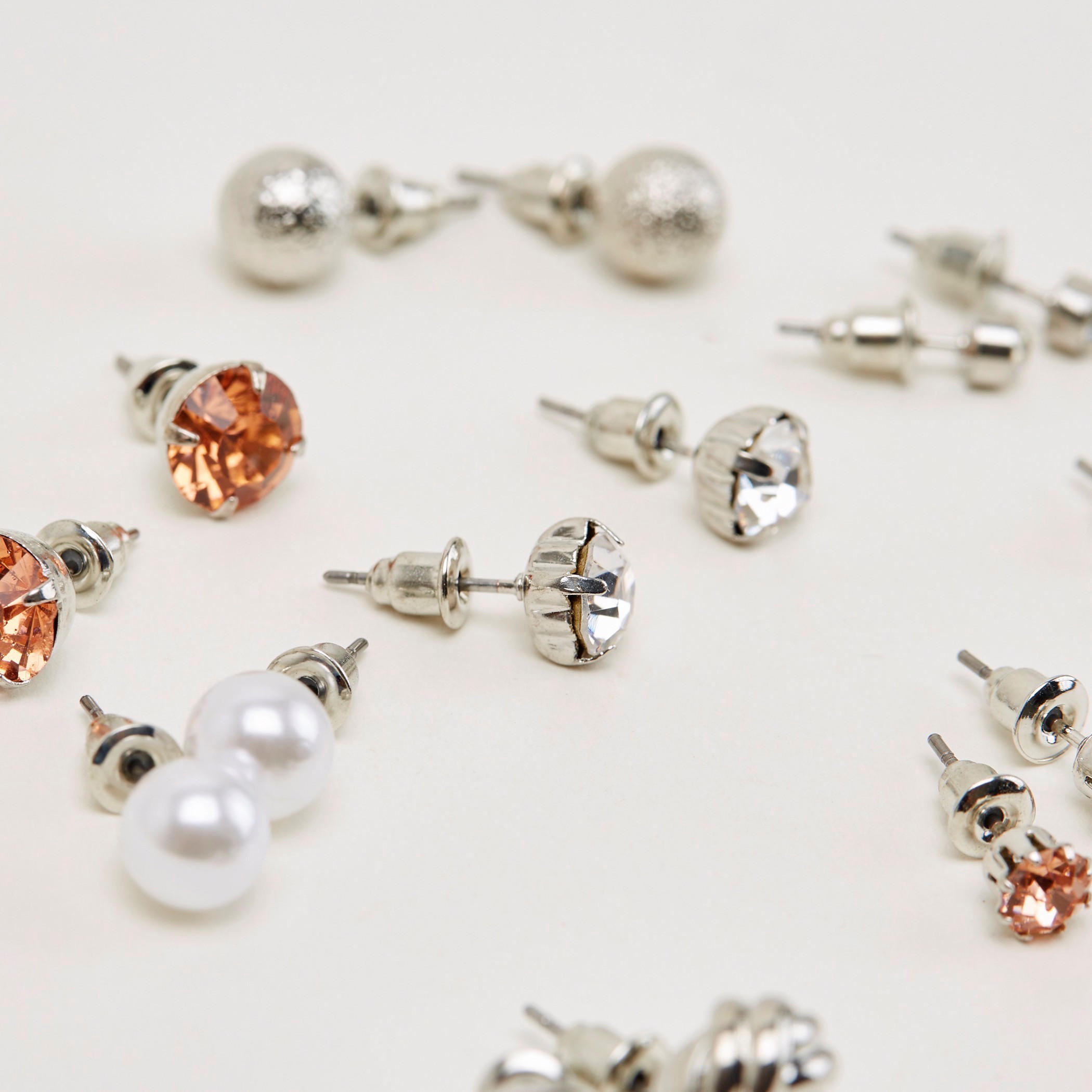 حلقان متنوعة مرصّعة بمكبس إغلاق - طقم من 8-women-watchesandjewellery-jewellery-earrings-image-2