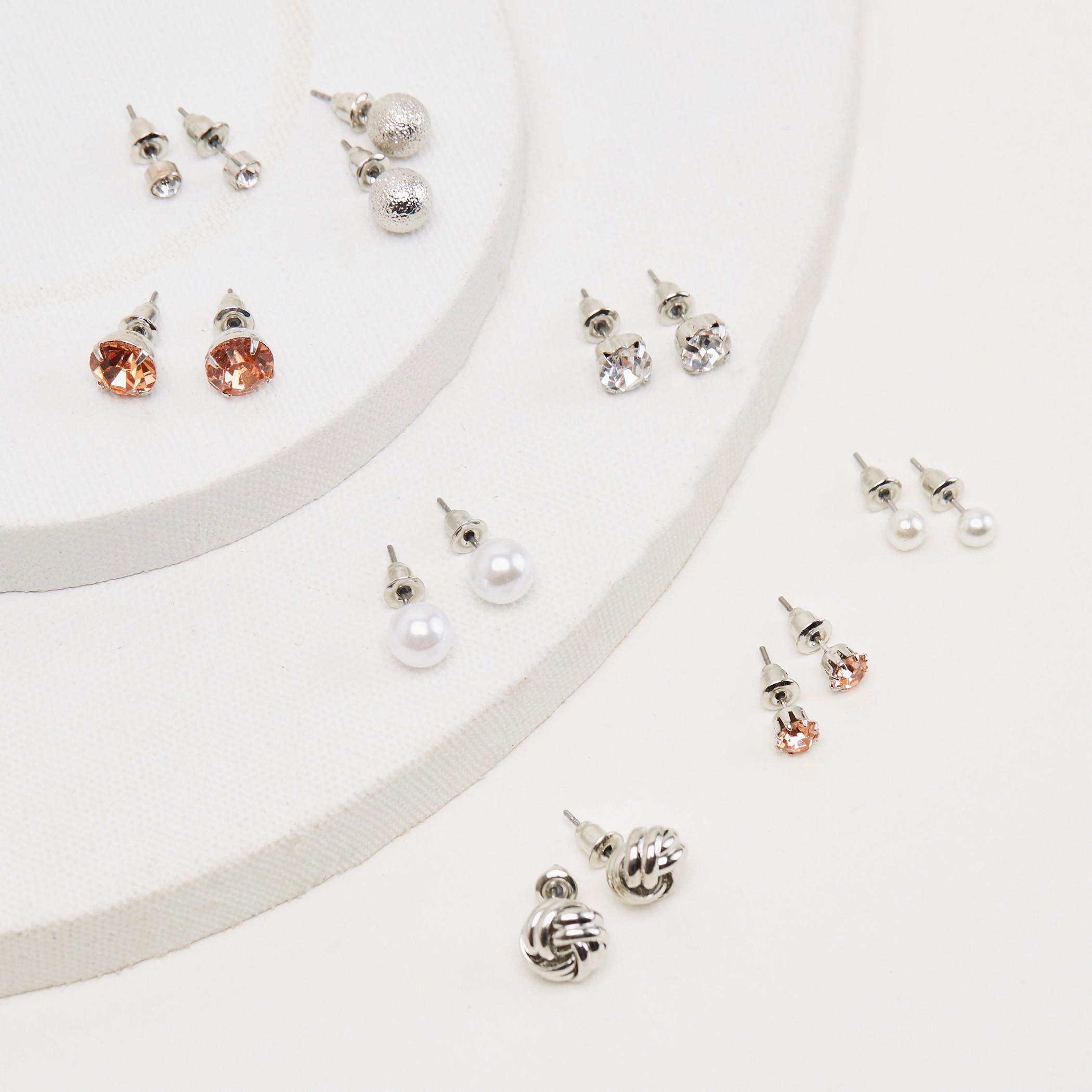 حلقان متنوعة مرصّعة بمكبس إغلاق - طقم من 8-women-watchesandjewellery-jewellery-earrings-image-3