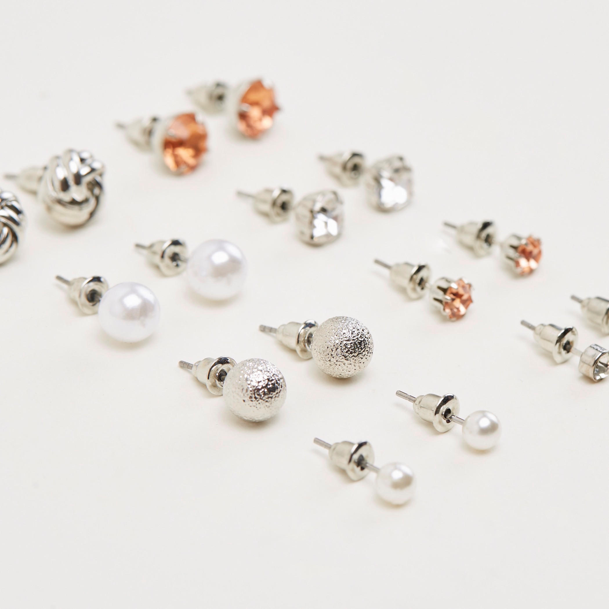 حلقان متنوعة مرصّعة بمكبس إغلاق - طقم من 8-women-watchesandjewellery-jewellery-earrings-image-4