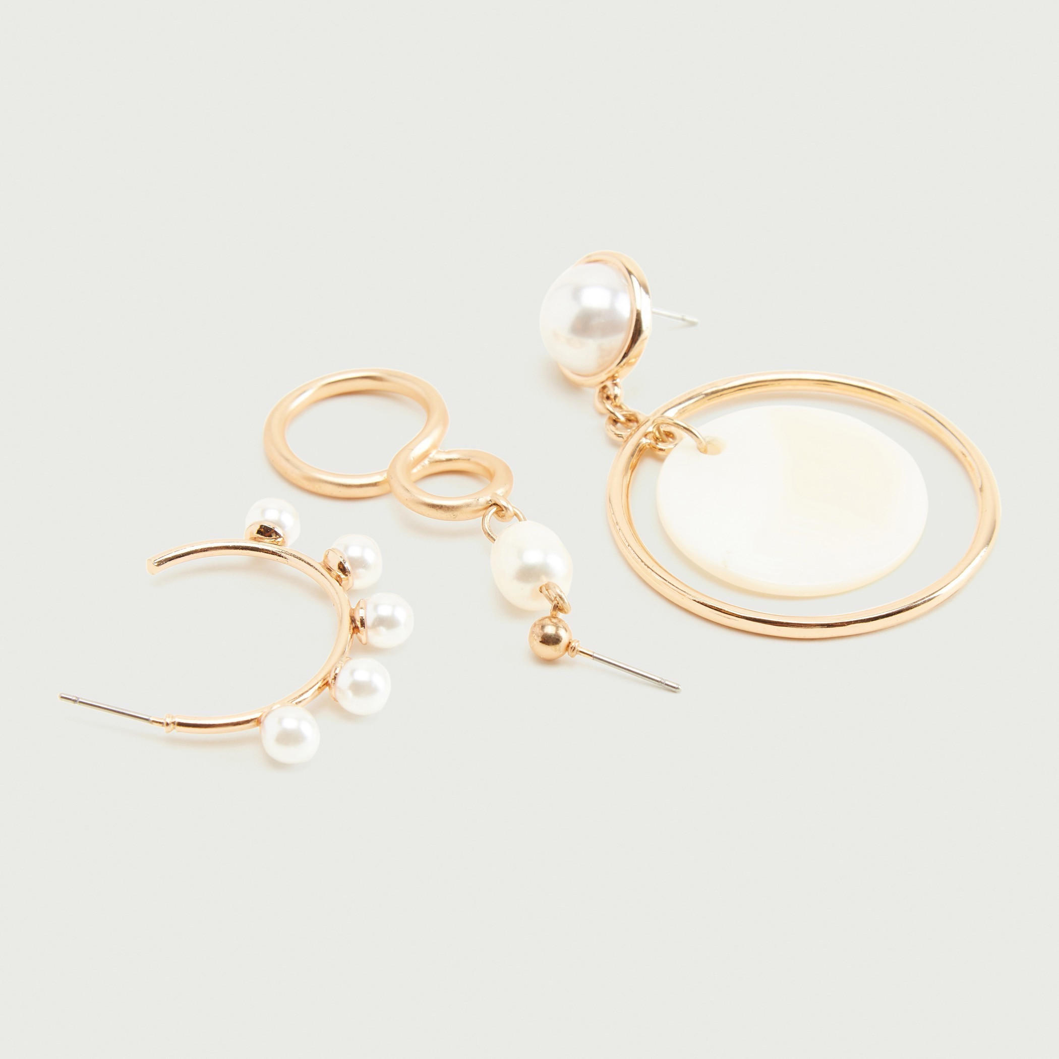 حلقان متدلية بتفاصيل لؤلؤ و مكبس إغلاق - طقم من 3 أزواج-women-watchesandjewellery-jewellery-earrings-image-5
