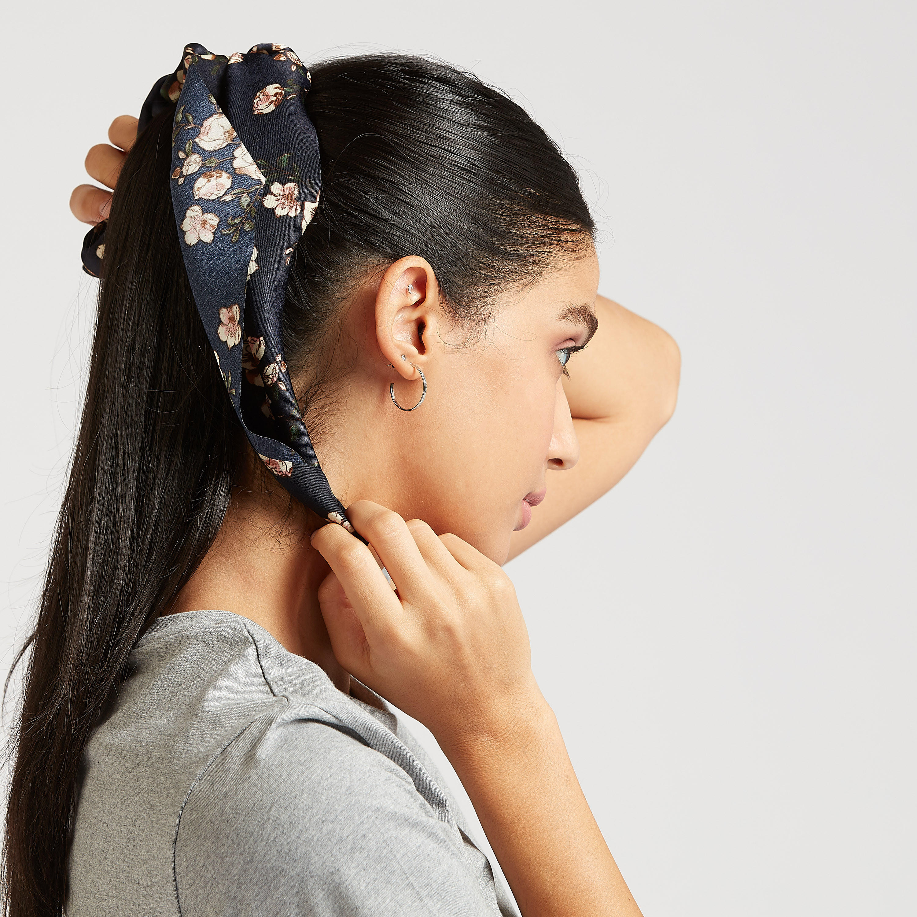 ربطات شعر بطبعات وتفاصيل مزخرفة-women-hairaccessories-image-2