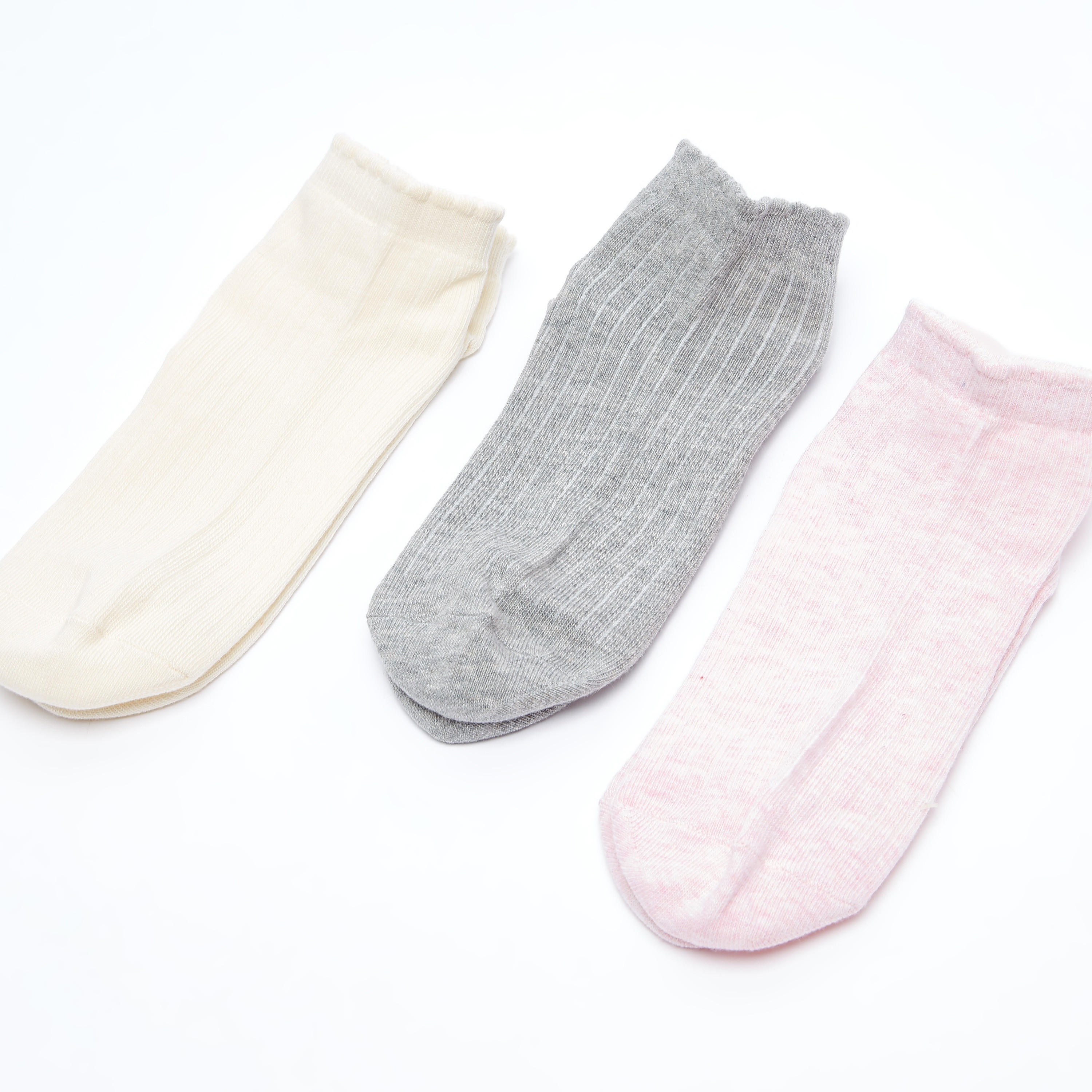 جوارب بارزة الملمس بطول الكاحل وحواف صدفيّة - طقم من 3 أزواج-women-socksandstockings-image-3