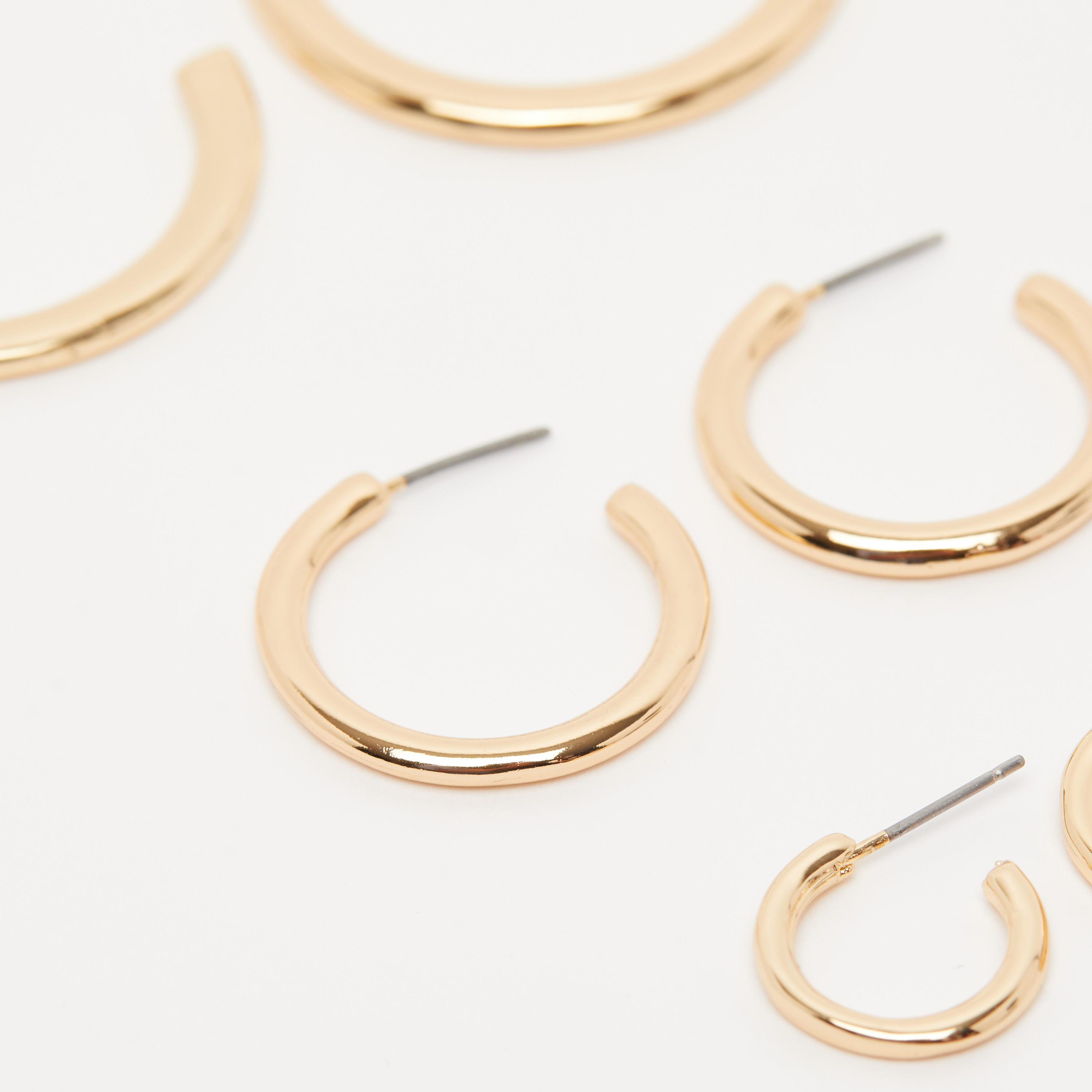 حلقان ميتاليك بمكبس إغلاق خلفي - طقم من 3 أزواج-women-watchesandjewellery-jewellery-earrings-image-2