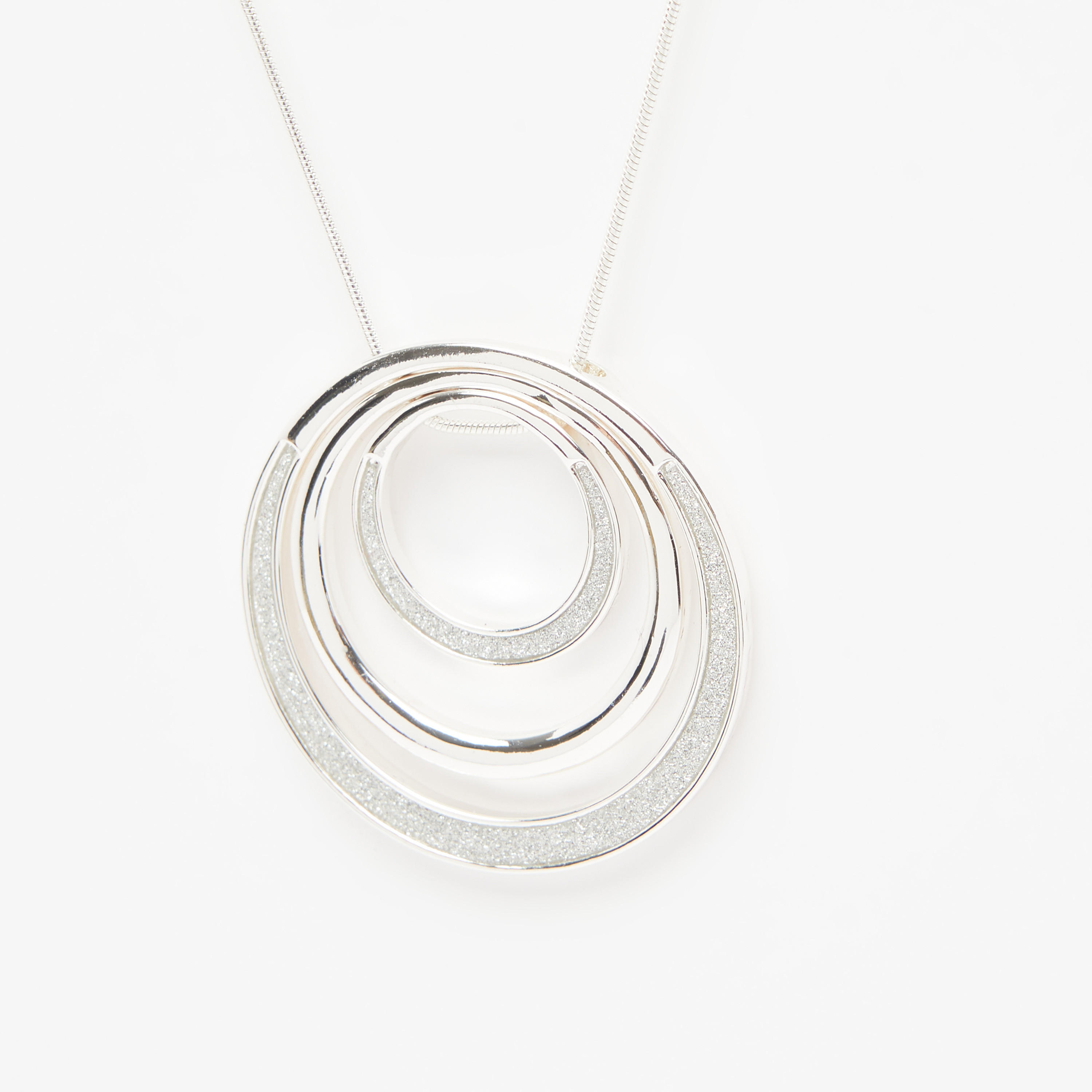 عقد بدلّاية مرصّعة ومشبك للإغلاق-women-watchesandjewellery-jewellery-necklacesandpendants-image-3