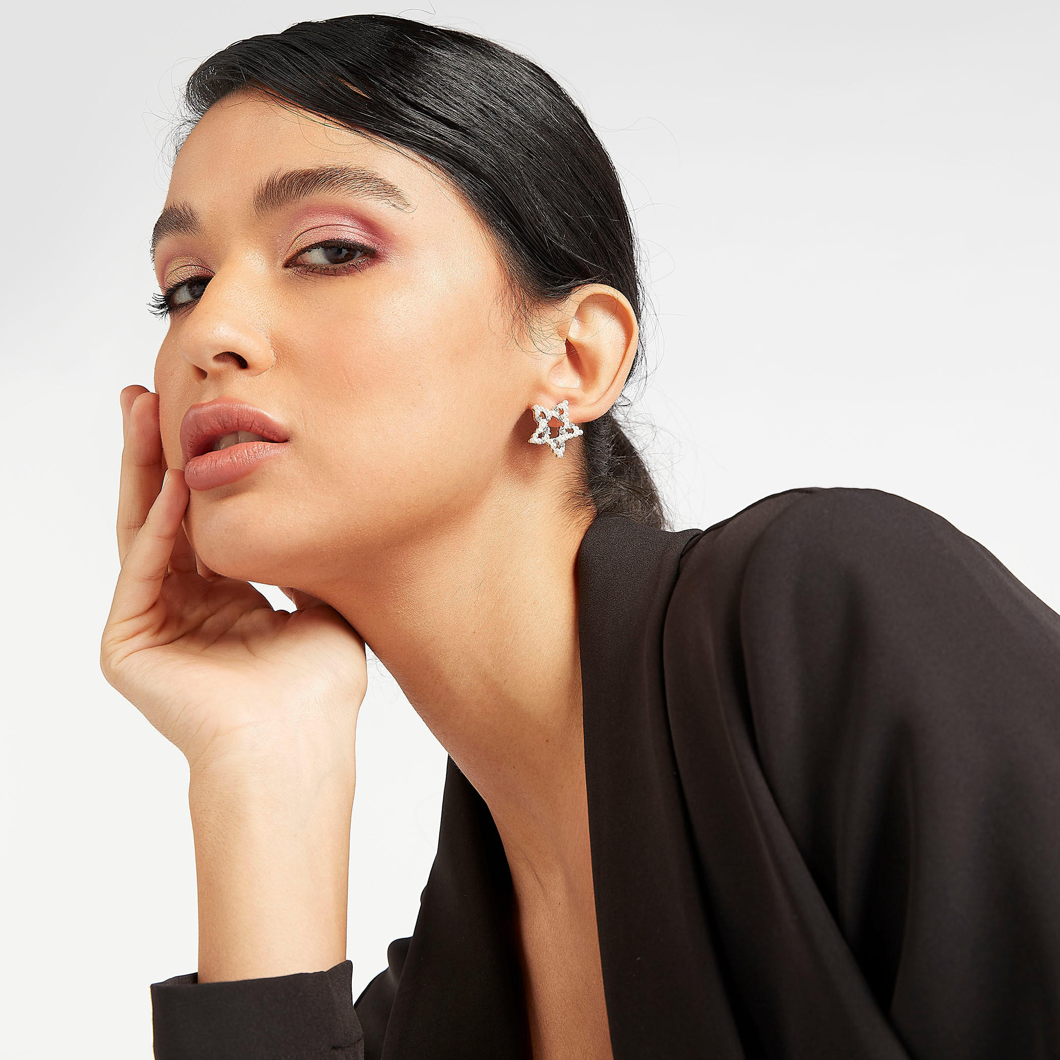 حلقان مرصّعة بتزيينات على شكل نجوم ومشبك إغلاق خلفي-women-watchesandjewellery-jewellery-earrings-image-4