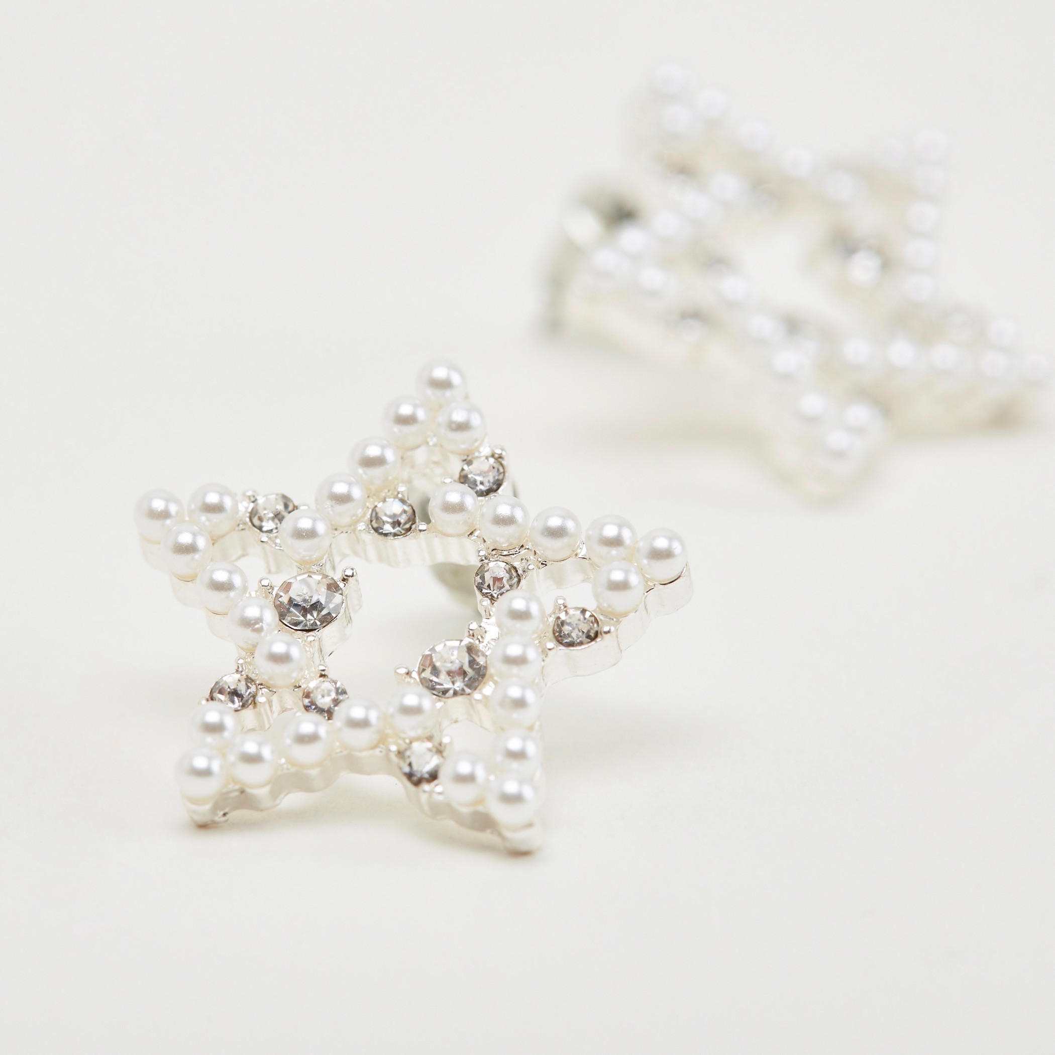 حلقان مرصّعة بتزيينات على شكل نجوم ومشبك إغلاق خلفي-women-watchesandjewellery-jewellery-earrings-image-3