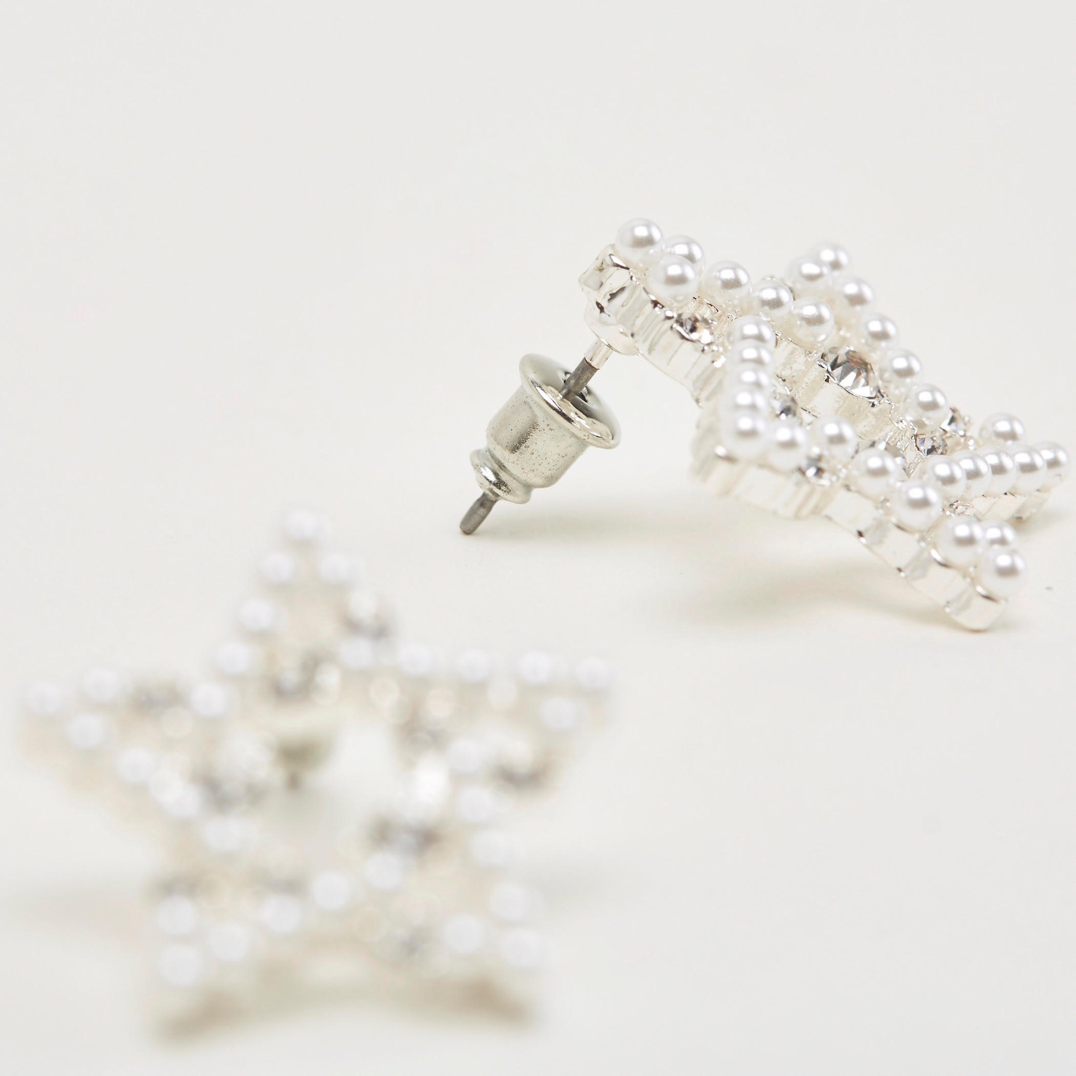 حلقان مرصّعة بتزيينات على شكل نجوم ومشبك إغلاق خلفي-women-watchesandjewellery-jewellery-earrings-image-1