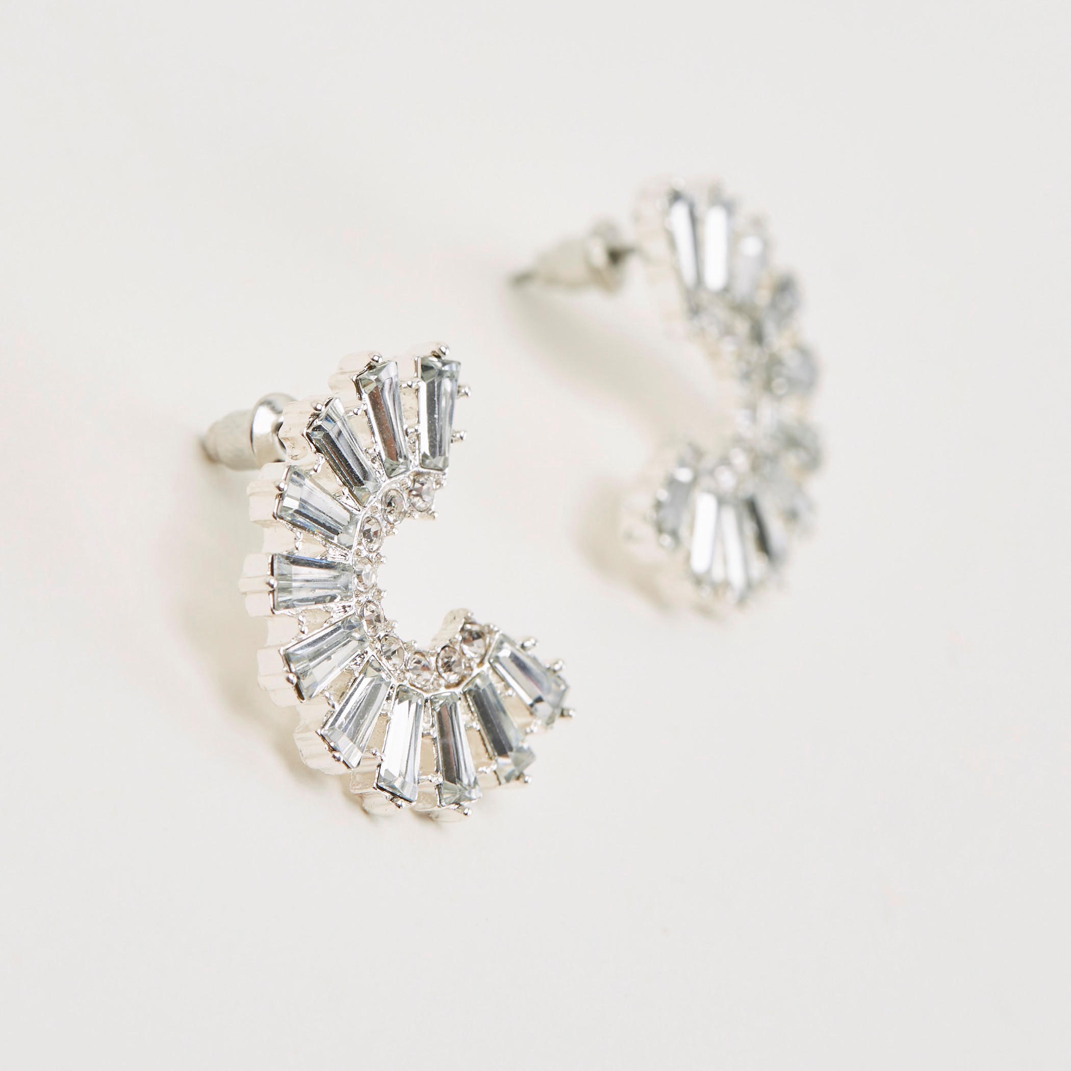 حلق مرصّع بتزيينات ومكبس إغلاق-women-watchesandjewellery-jewellery-earrings-image-1