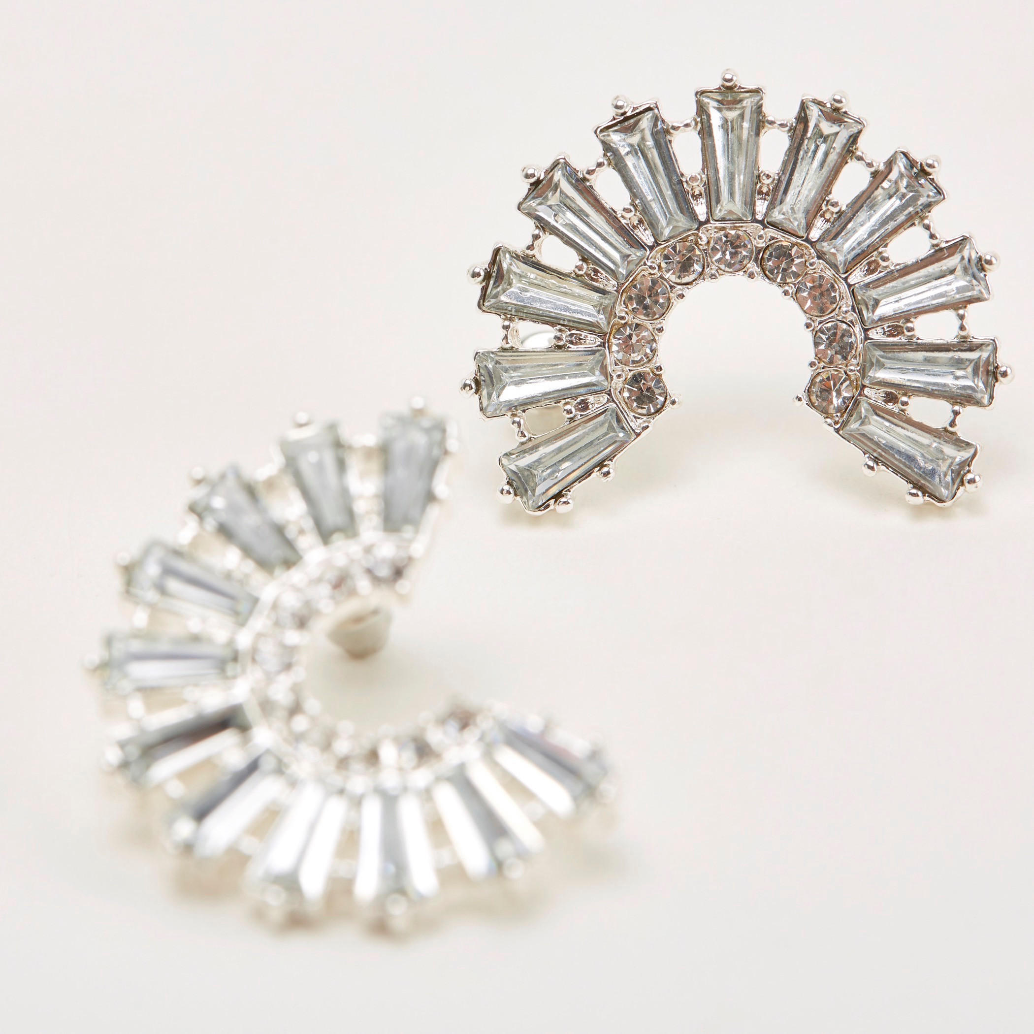 حلق مرصّع بتزيينات ومكبس إغلاق-women-watchesandjewellery-jewellery-earrings-image-2