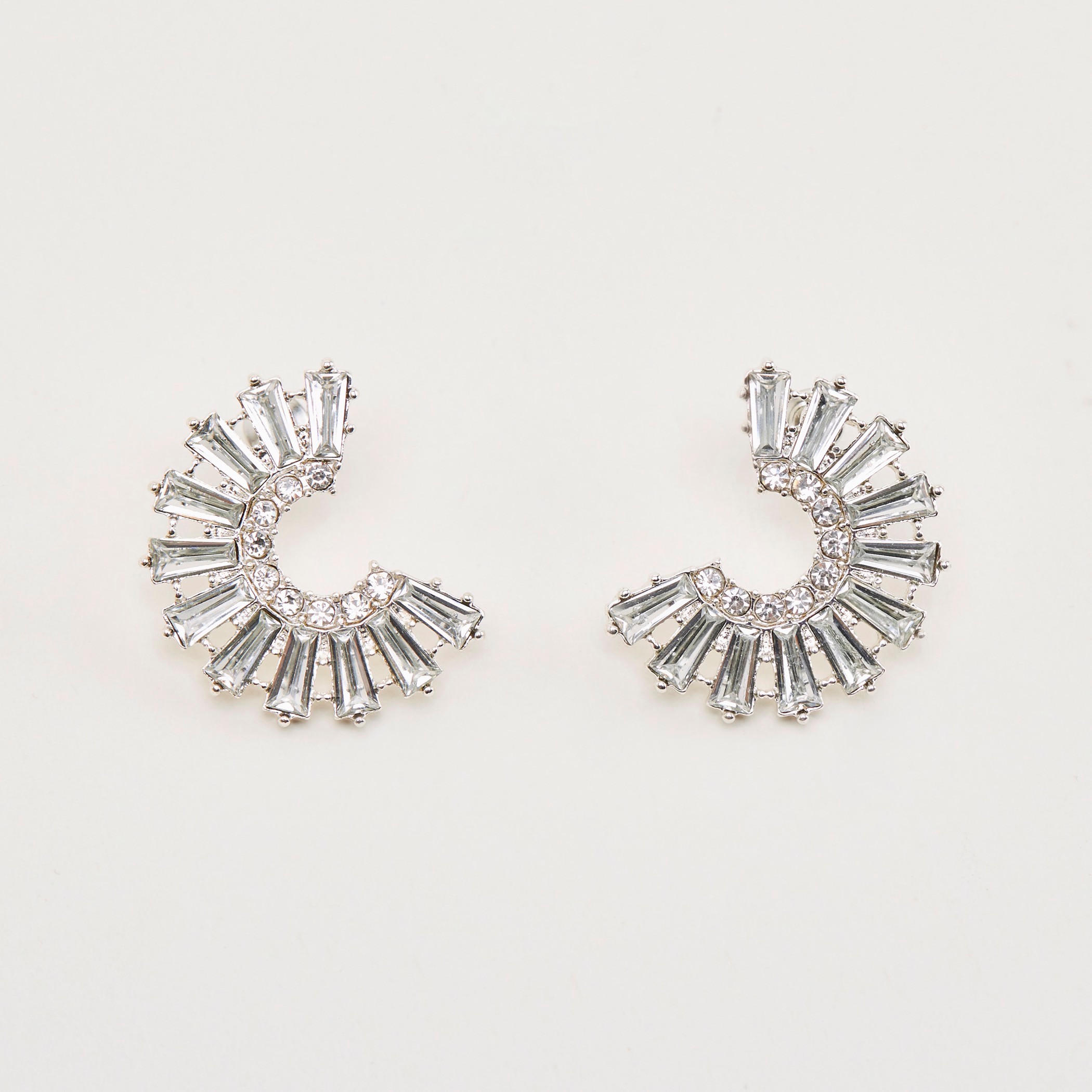 حلق مرصّع بتزيينات ومكبس إغلاق-women-watchesandjewellery-jewellery-earrings-image-3