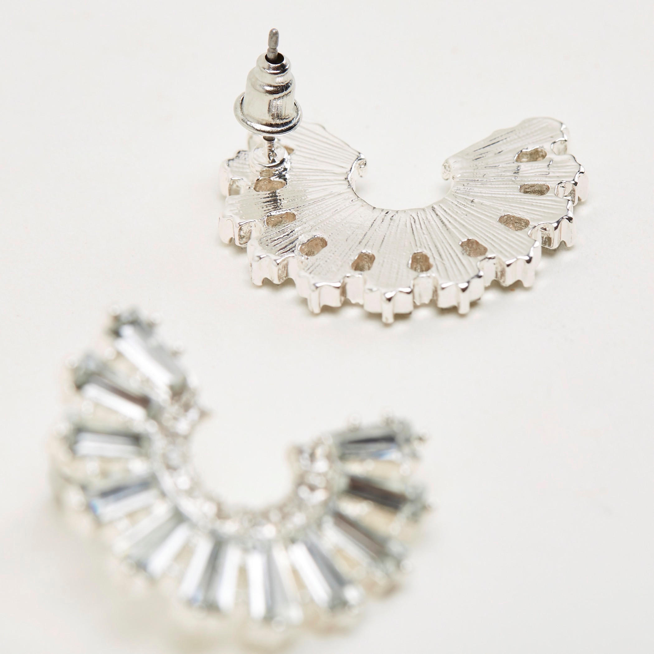 حلق مرصّع بتزيينات ومكبس إغلاق-women-watchesandjewellery-jewellery-earrings-image-4