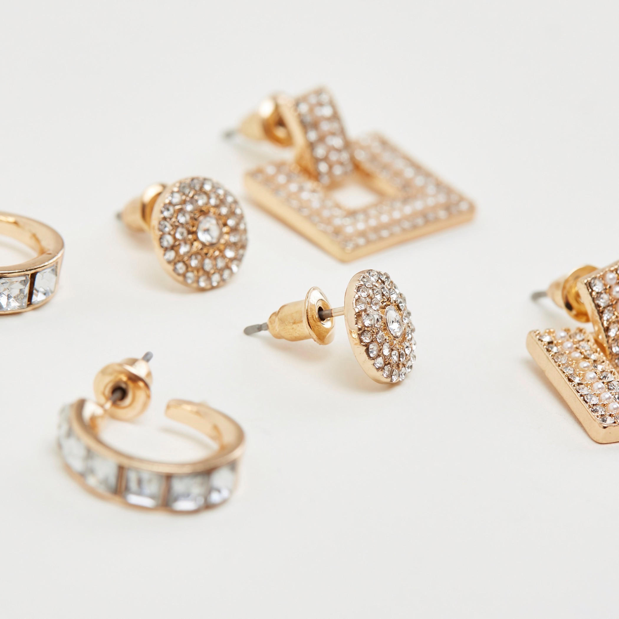 حلقان مرصّعة بتزيينات ومكبس إغلاق - طقم من زوجين-women-watchesandjewellery-jewellery-earrings-image-3
