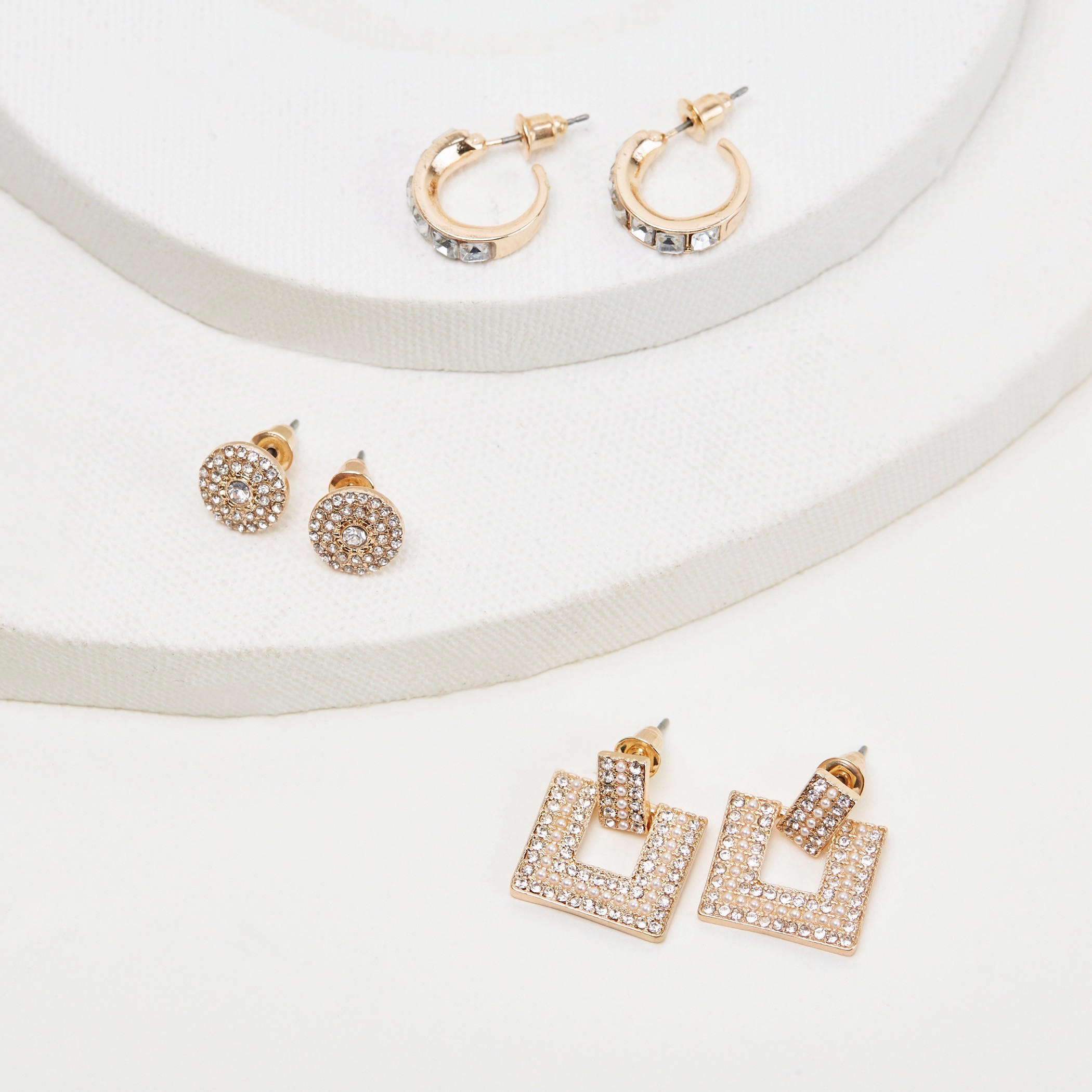 حلقان مرصّعة بتزيينات ومكبس إغلاق - طقم من زوجين-women-watchesandjewellery-jewellery-earrings-image-2