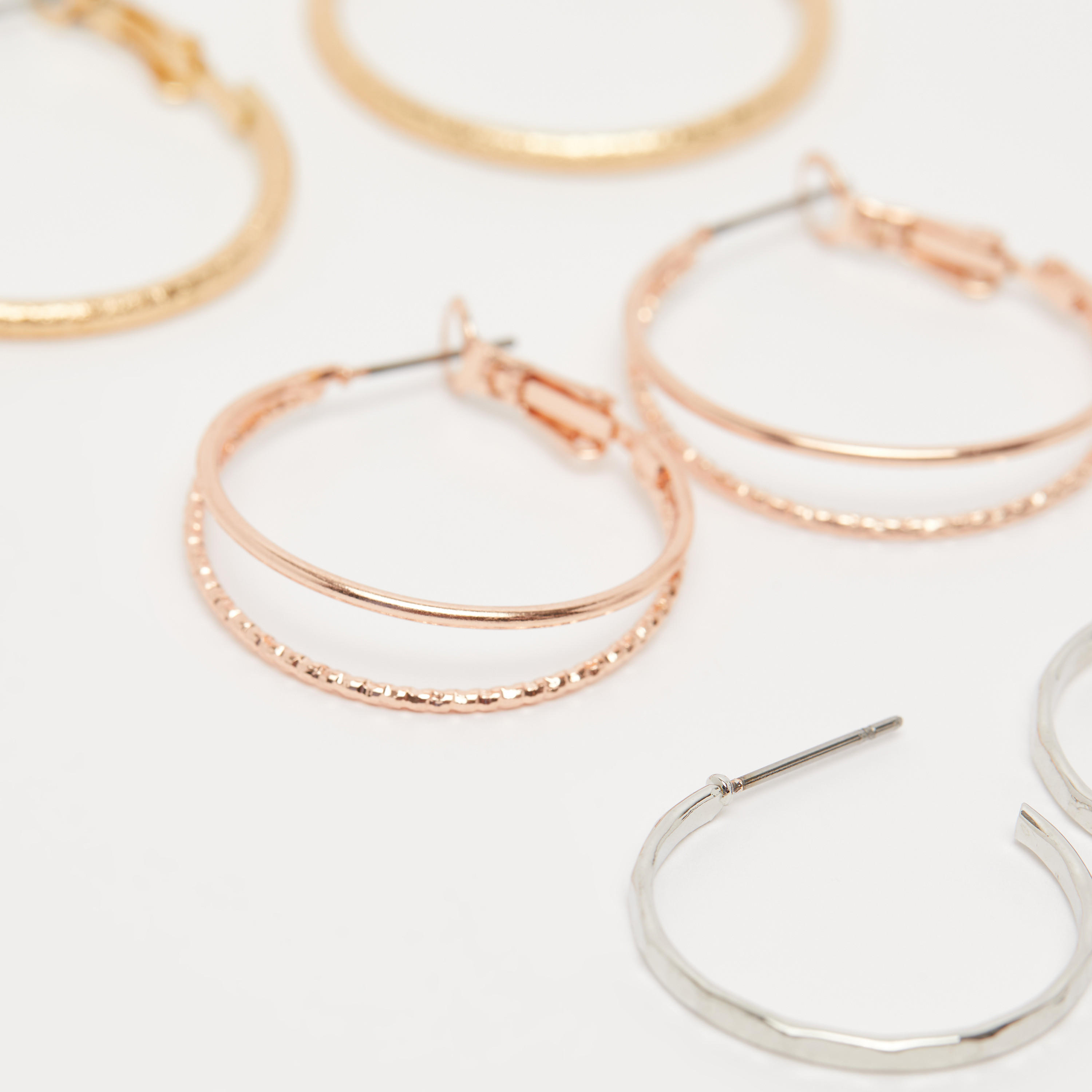 حلقان متنوعة بدلّاية وخطّاف إغلاق - طقم من 3 أزواج-women-watchesandjewellery-jewellery-earrings-image-2