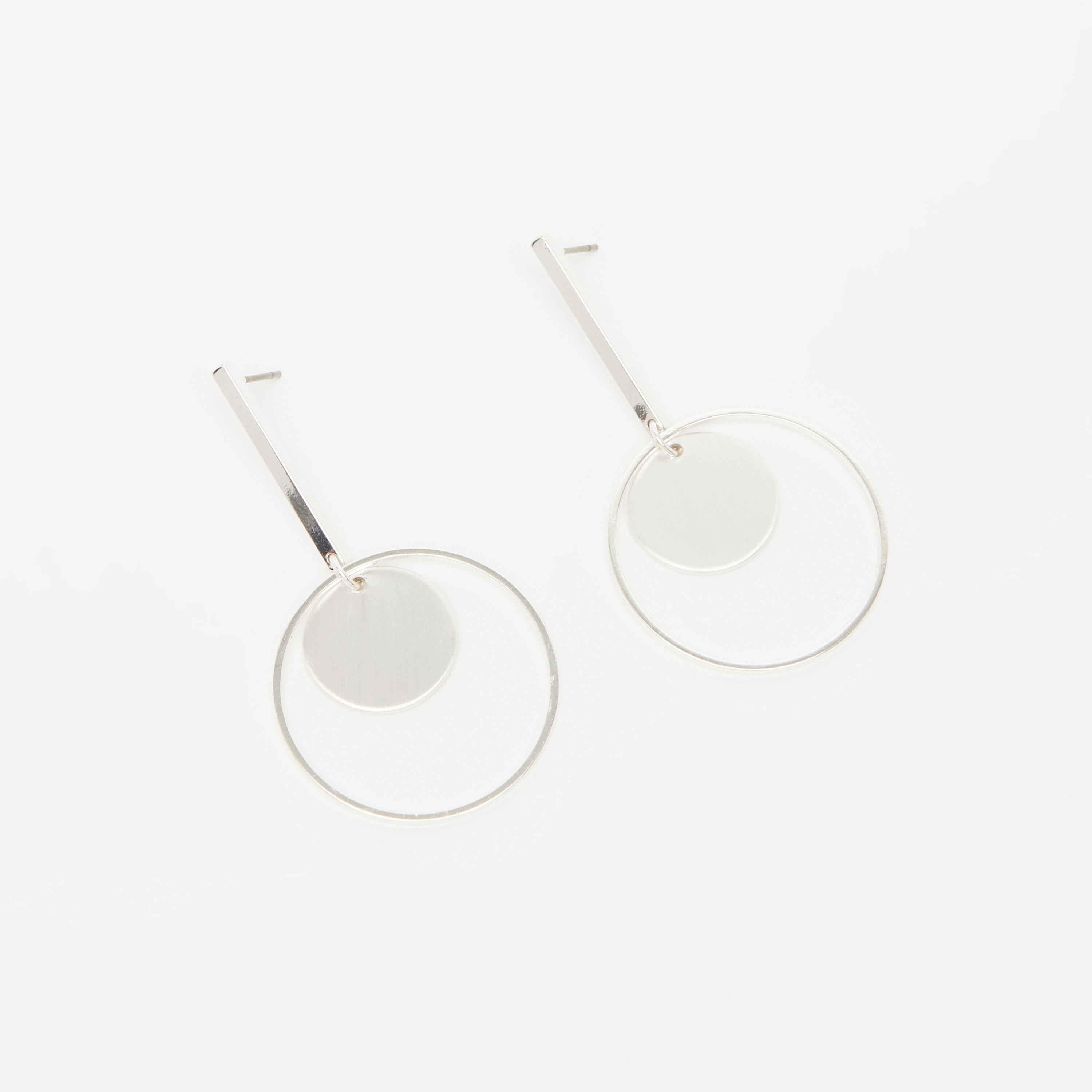 حلق ميتاليك متدلي بمكبس إغلاق-women-watchesandjewellery-jewellery-earrings-image-1