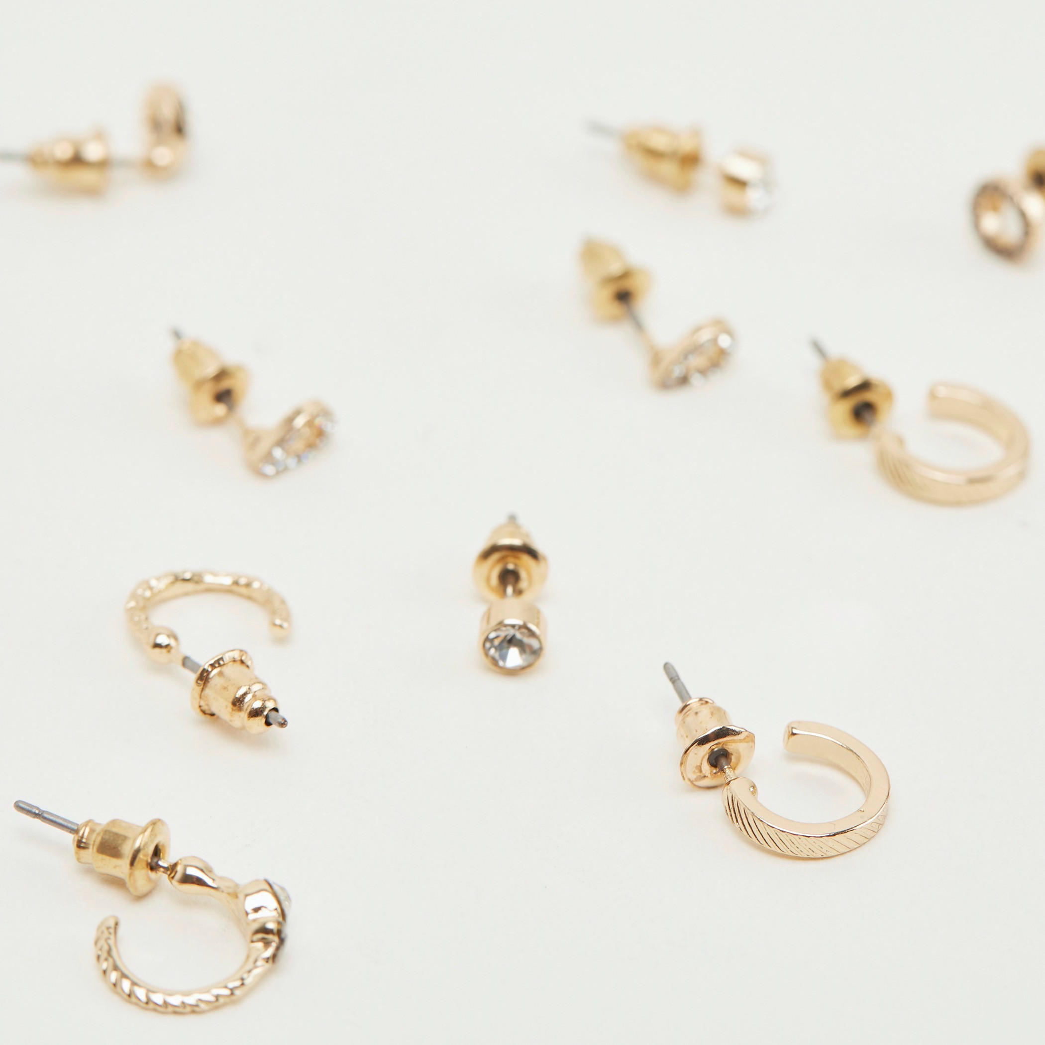حلقان مرصّعة بتزيينات ومكبس إغلاق - طقم من 6 أزواج-women-watchesandjewellery-jewellery-earrings-image-3