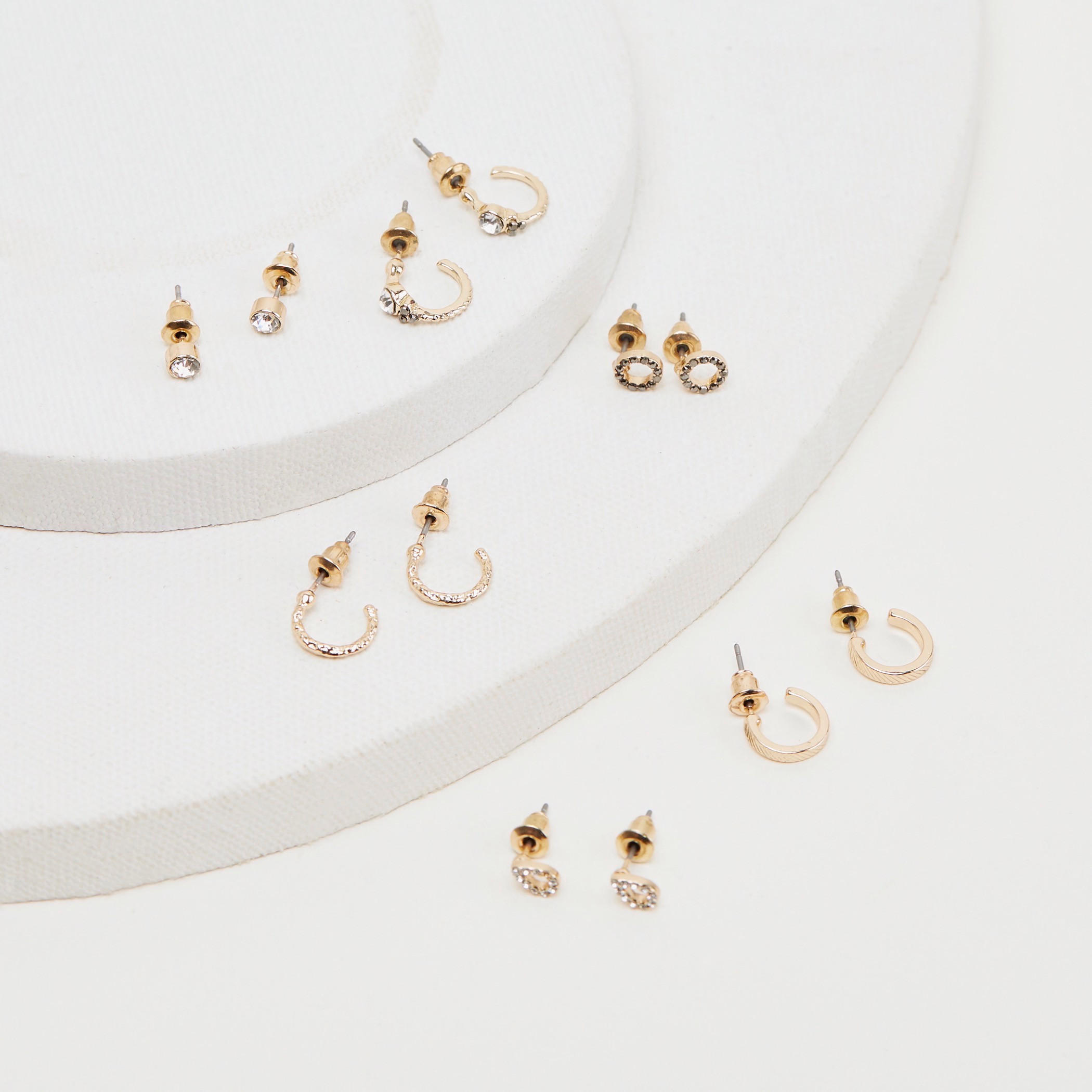 حلقان مرصّعة بتزيينات ومكبس إغلاق - طقم من 6 أزواج-women-watchesandjewellery-jewellery-earrings-image-2