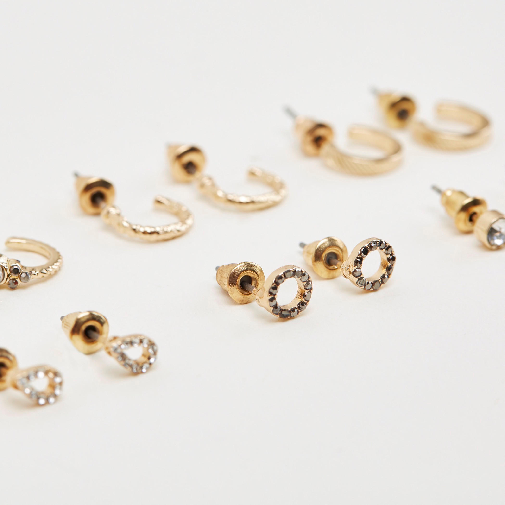 حلقان مرصّعة بتزيينات ومكبس إغلاق - طقم من 6 أزواج-women-watchesandjewellery-jewellery-earrings-image-1