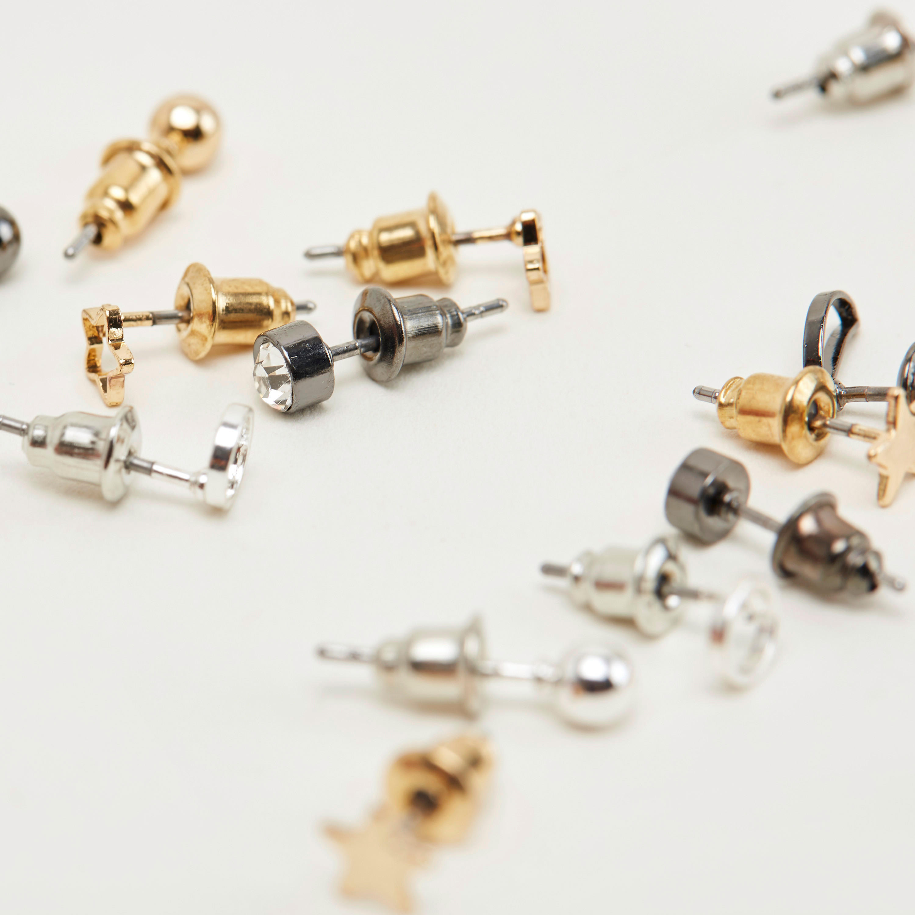 حلقان متنوعة مرصّعة بمكبس إغلاق - طقم من 12-women-watchesandjewellery-jewellery-earrings-image-3