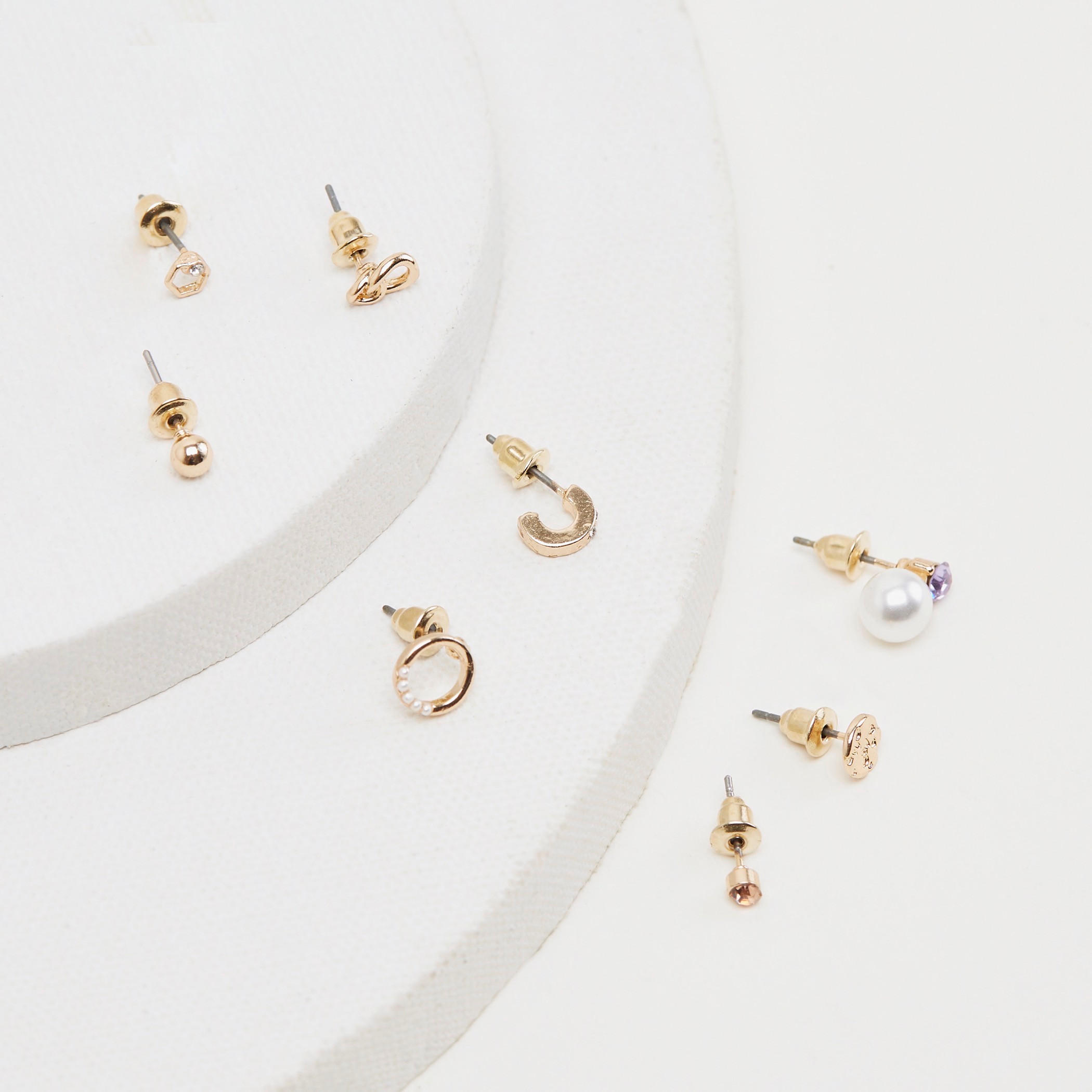 حلقان أزرار ميتاليك مزيّنة بمشبك إغلاق خلفي - طقم من 8-women-watchesandjewellery-jewellery-earrings-image-4