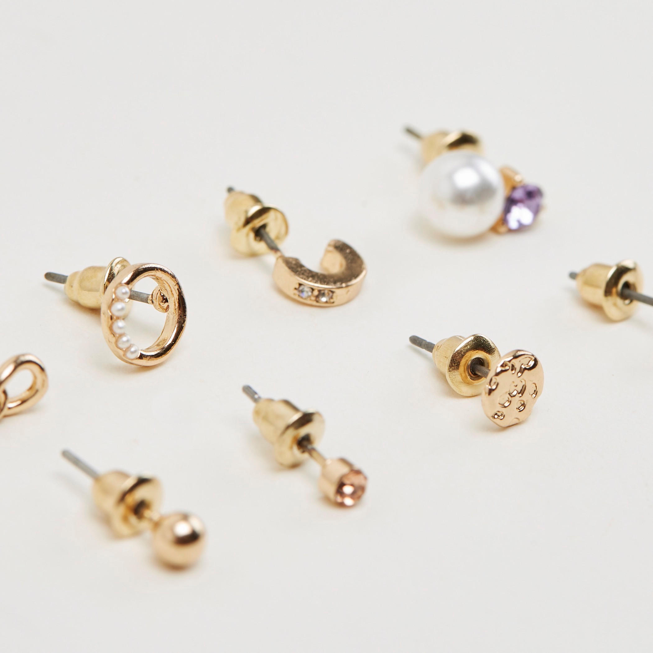 حلقان أزرار ميتاليك مزيّنة بمشبك إغلاق خلفي - طقم من 8-women-watchesandjewellery-jewellery-earrings-image-5