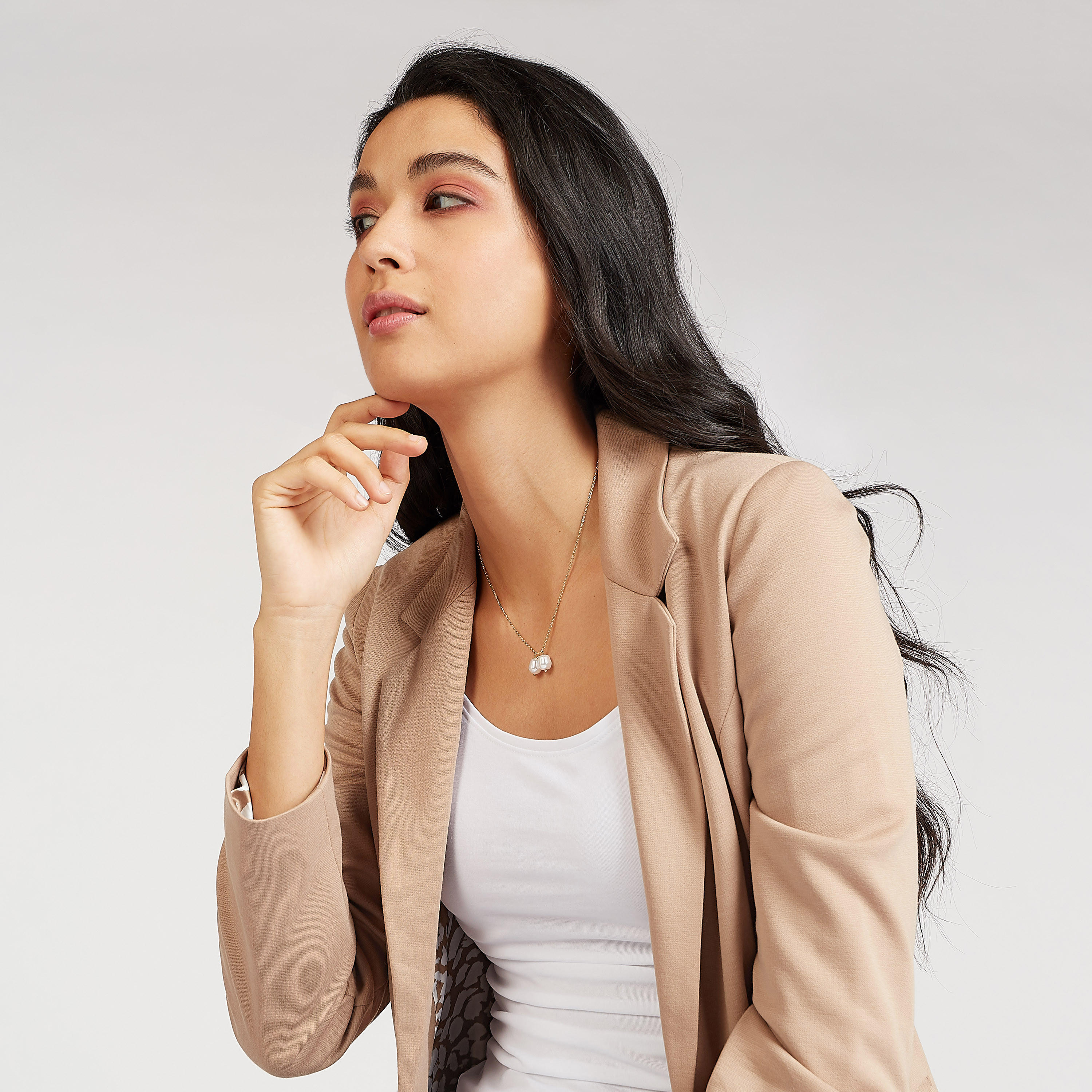 عقد مزيّن بدلاية ومشبك إغلاق-women-watchesandjewellery-jewellery-necklacesandpendants-image-2