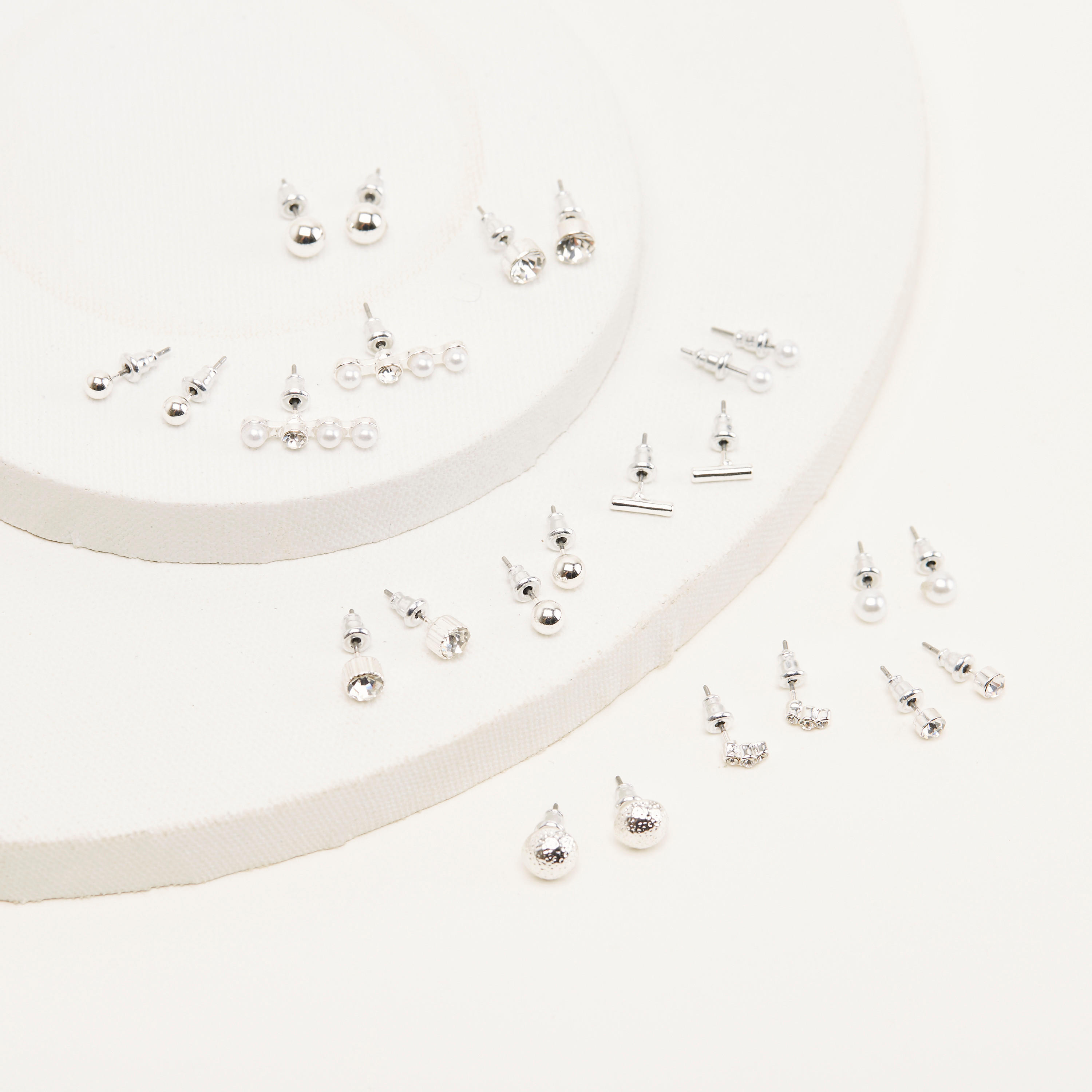 حلقان مرصّعة بتزيينات ومكبس إغلاق - طقم من 12 زوجًا-women-watchesandjewellery-jewellery-earrings-image-3