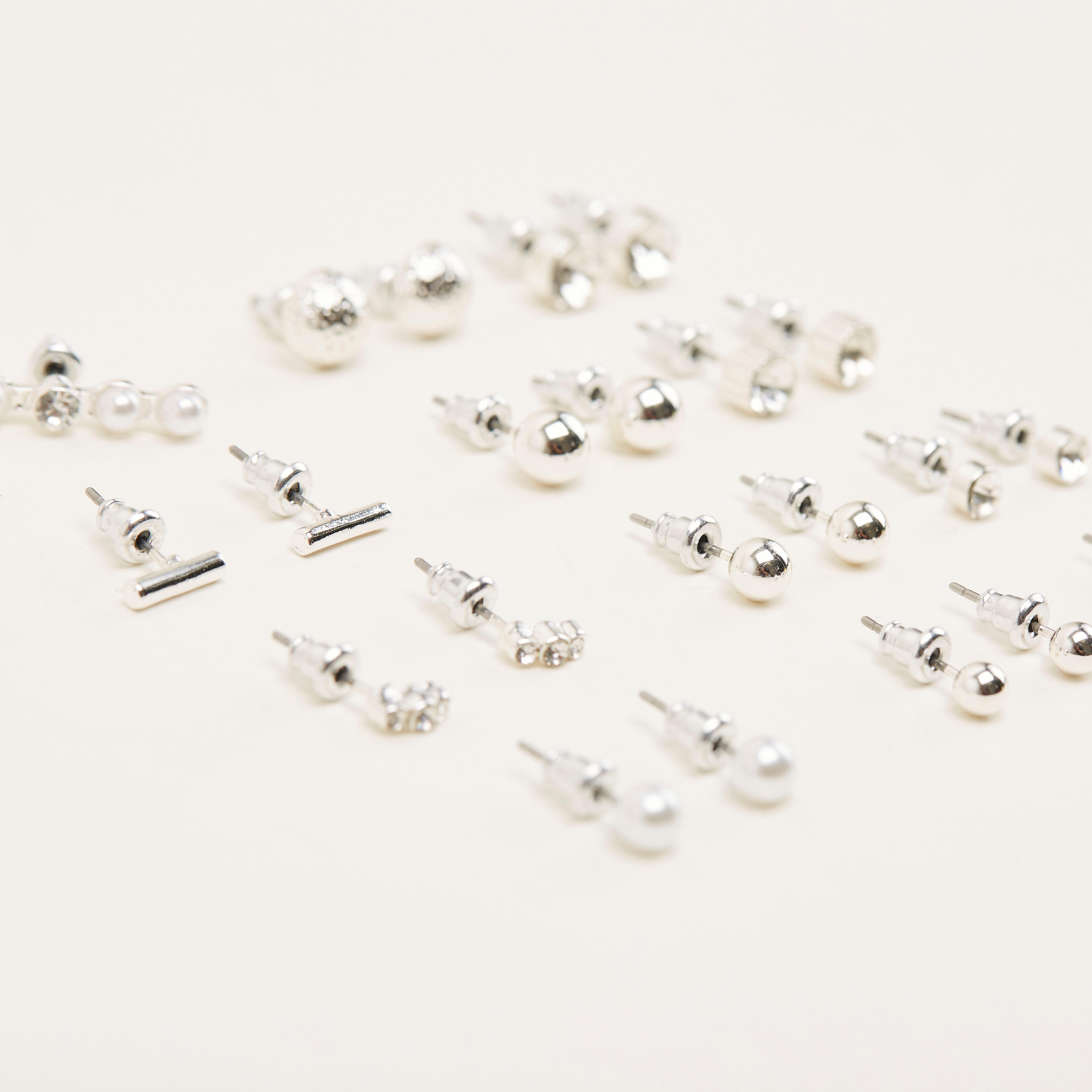 حلقان مرصّعة بتزيينات ومكبس إغلاق - طقم من 12 زوجًا-women-watchesandjewellery-jewellery-earrings-image-4