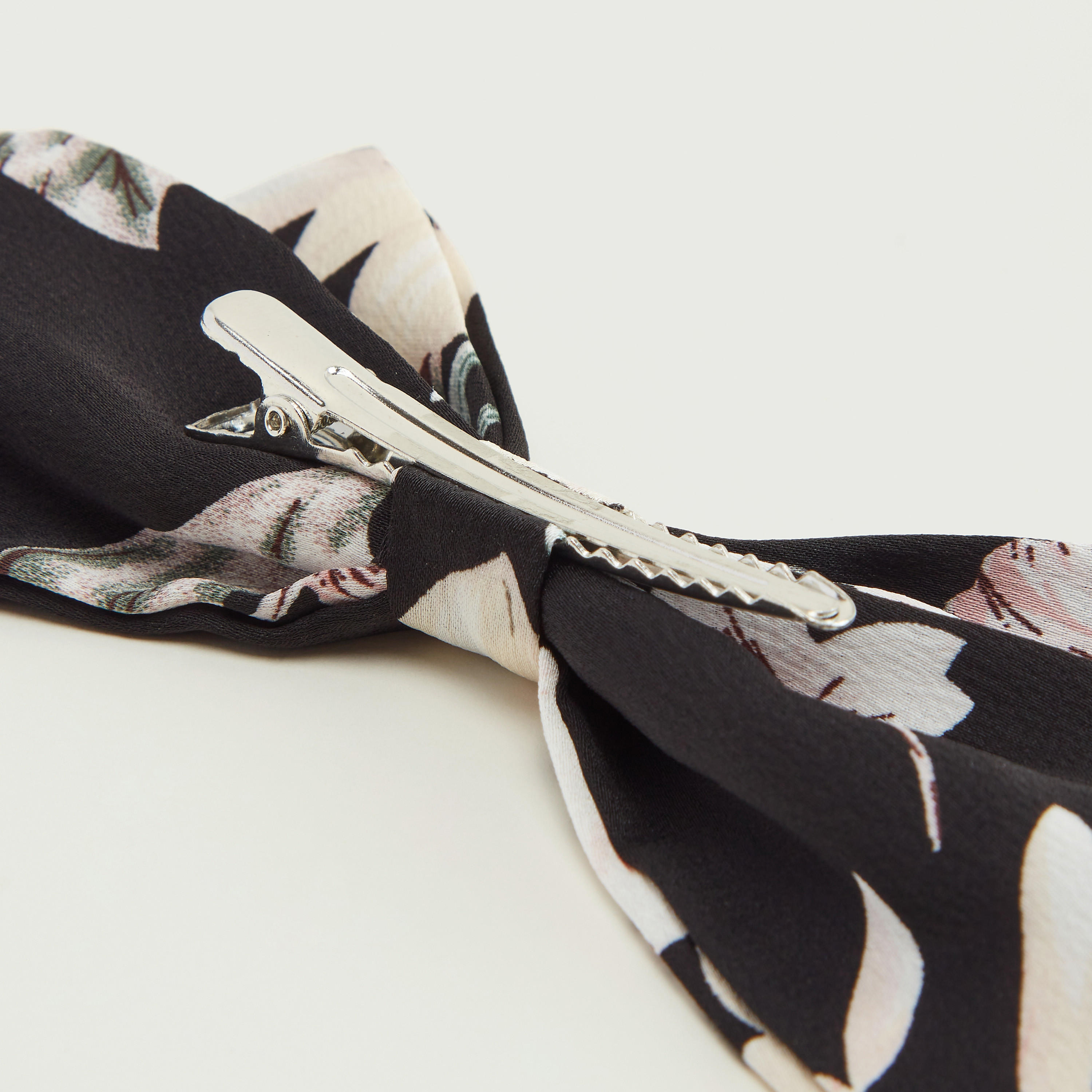 دبوس شعر بزخارف فيونكة وطبعات أزهار-women-hairaccessories-image-3