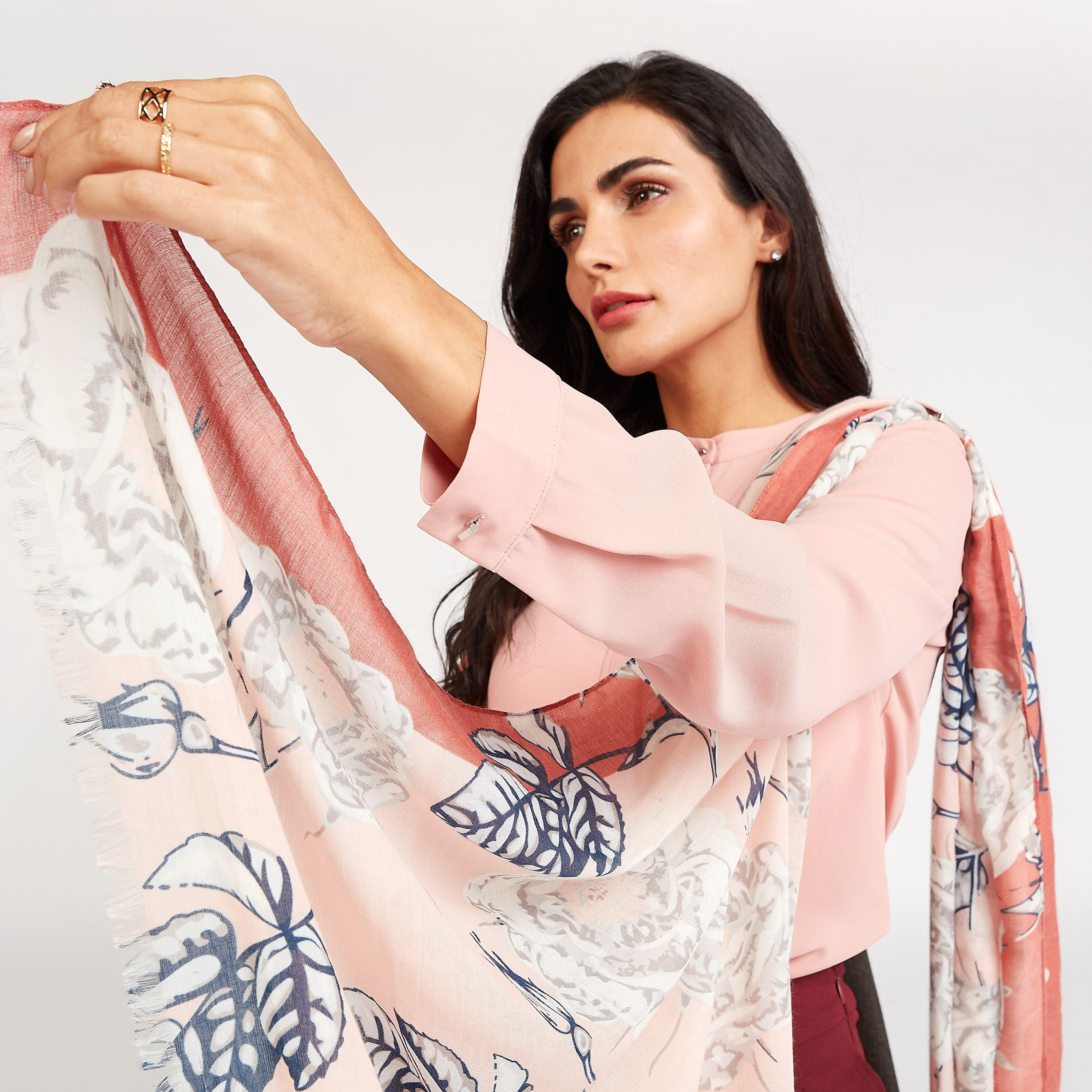 وشاح بطبعات وشراشيب-women-clothingaccessories-scarves-image-2