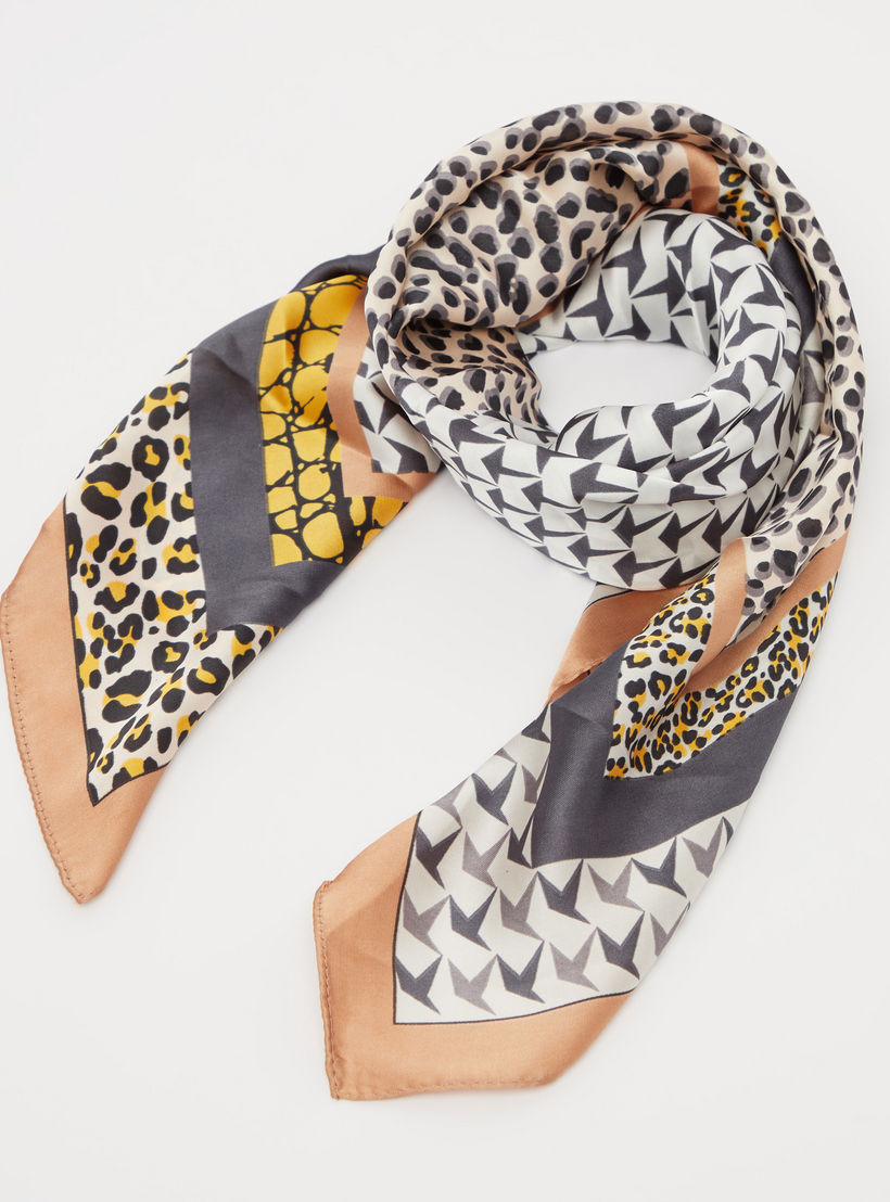 وشاح مستطيلي بطبعات-women-clothingaccessories-scarves-image-3