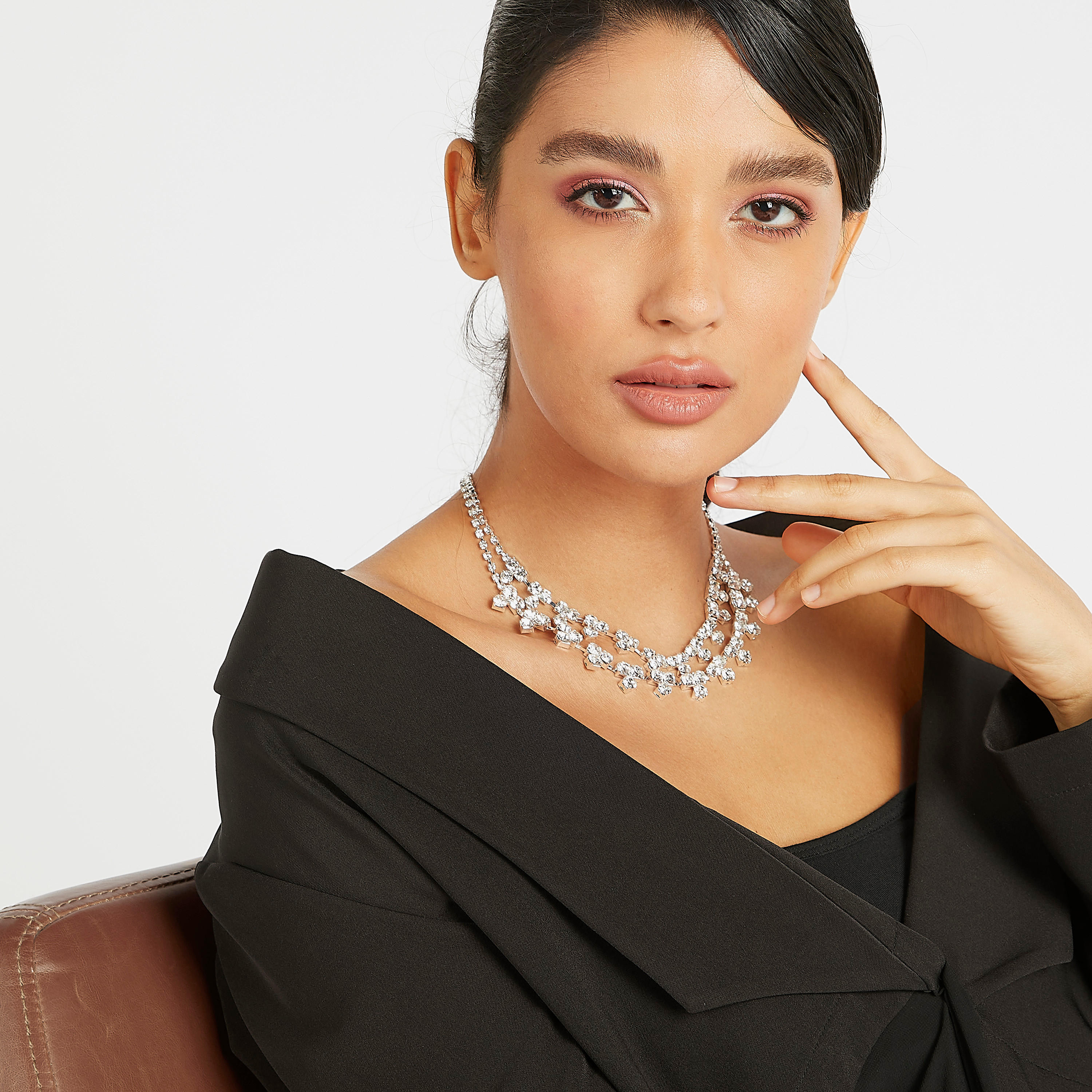 عقد مزيّن بمشبك إغلاق-women-watchesandjewellery-jewellery-necklacesandpendants-image-2