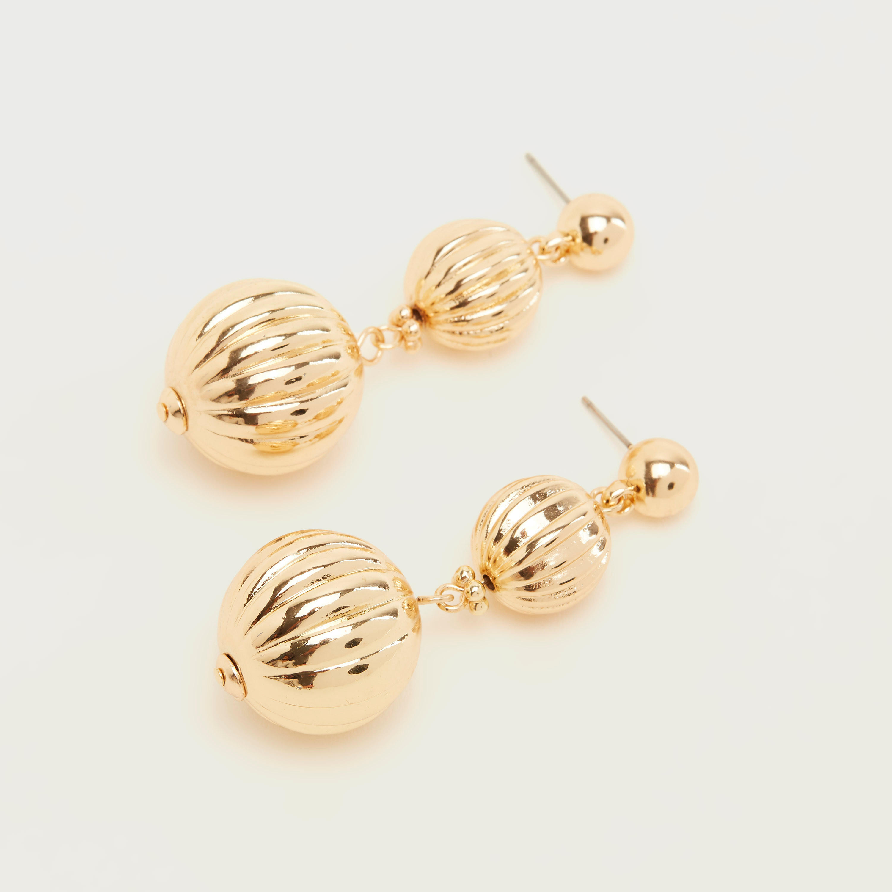 حلق متدليّ مزيّن بمكبس إغلاق خلفي-women-watchesandjewellery-jewellery-earrings-image-3
