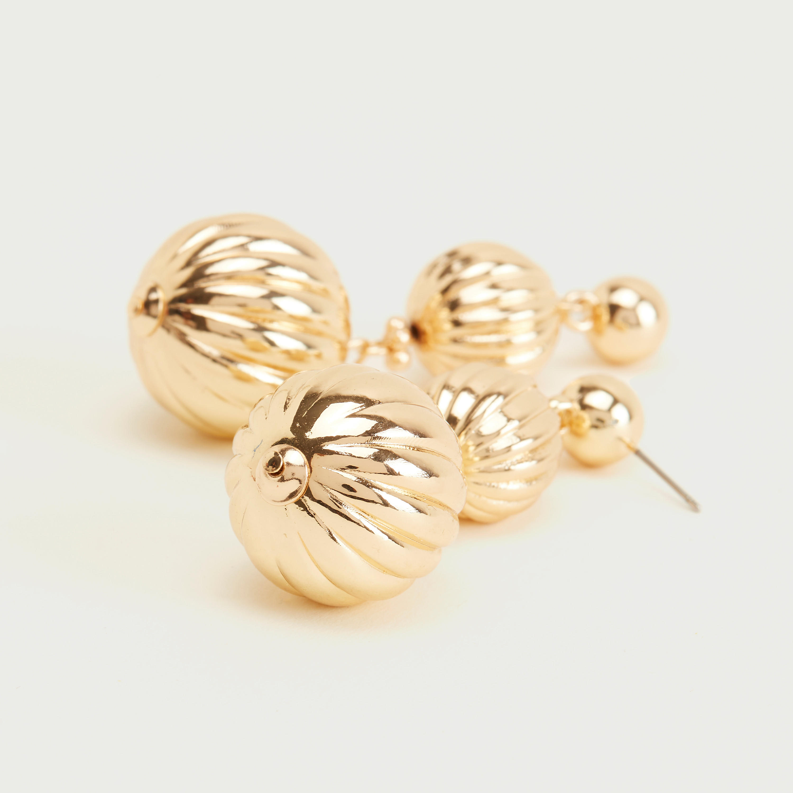 حلق متدليّ مزيّن بمكبس إغلاق خلفي-women-watchesandjewellery-jewellery-earrings-image-1