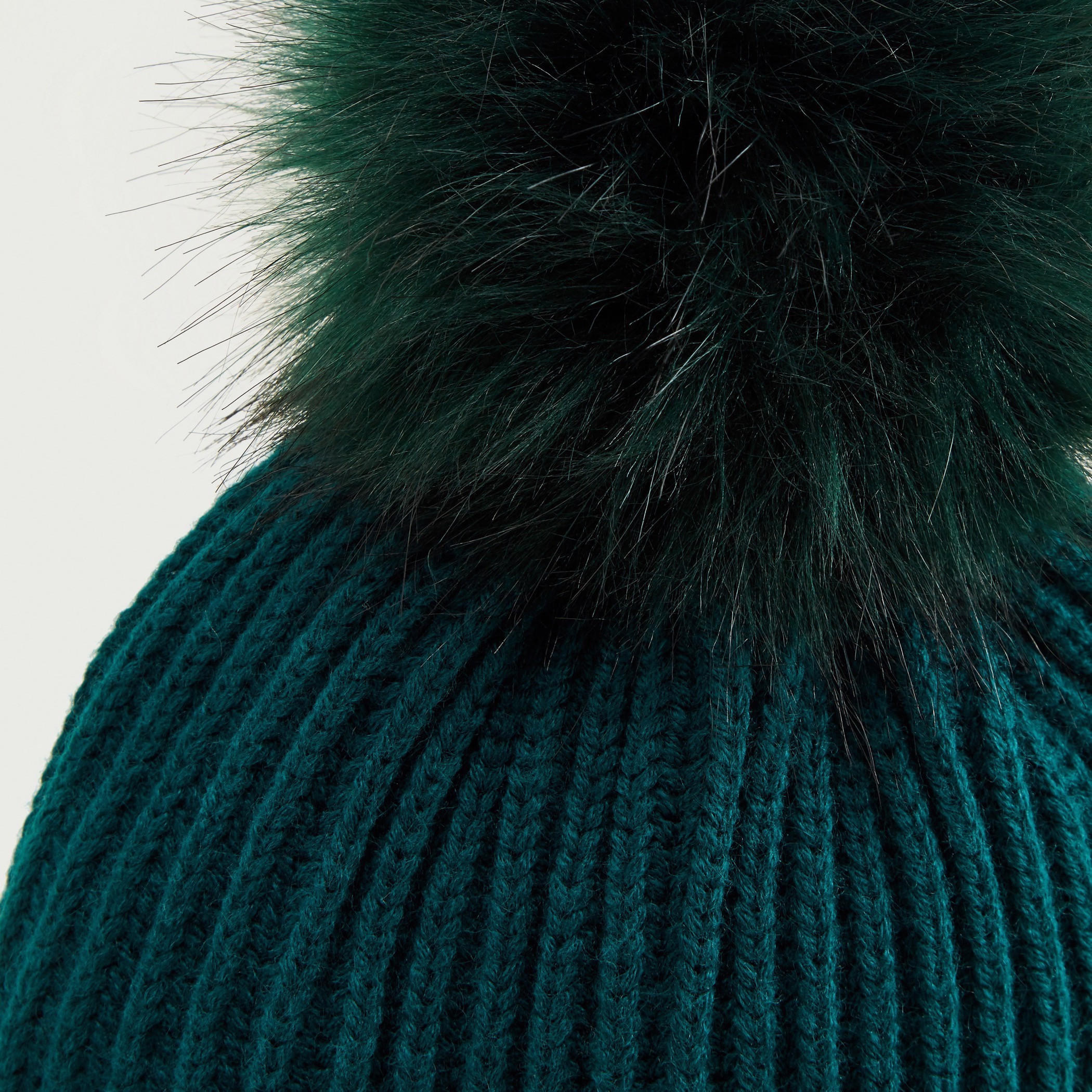 قبّعة بيني بارزة الملمس بأطراف مطّاطيّة وتفاصيل مزخرفة-women-clothingaccessories-capsandhats-image-3