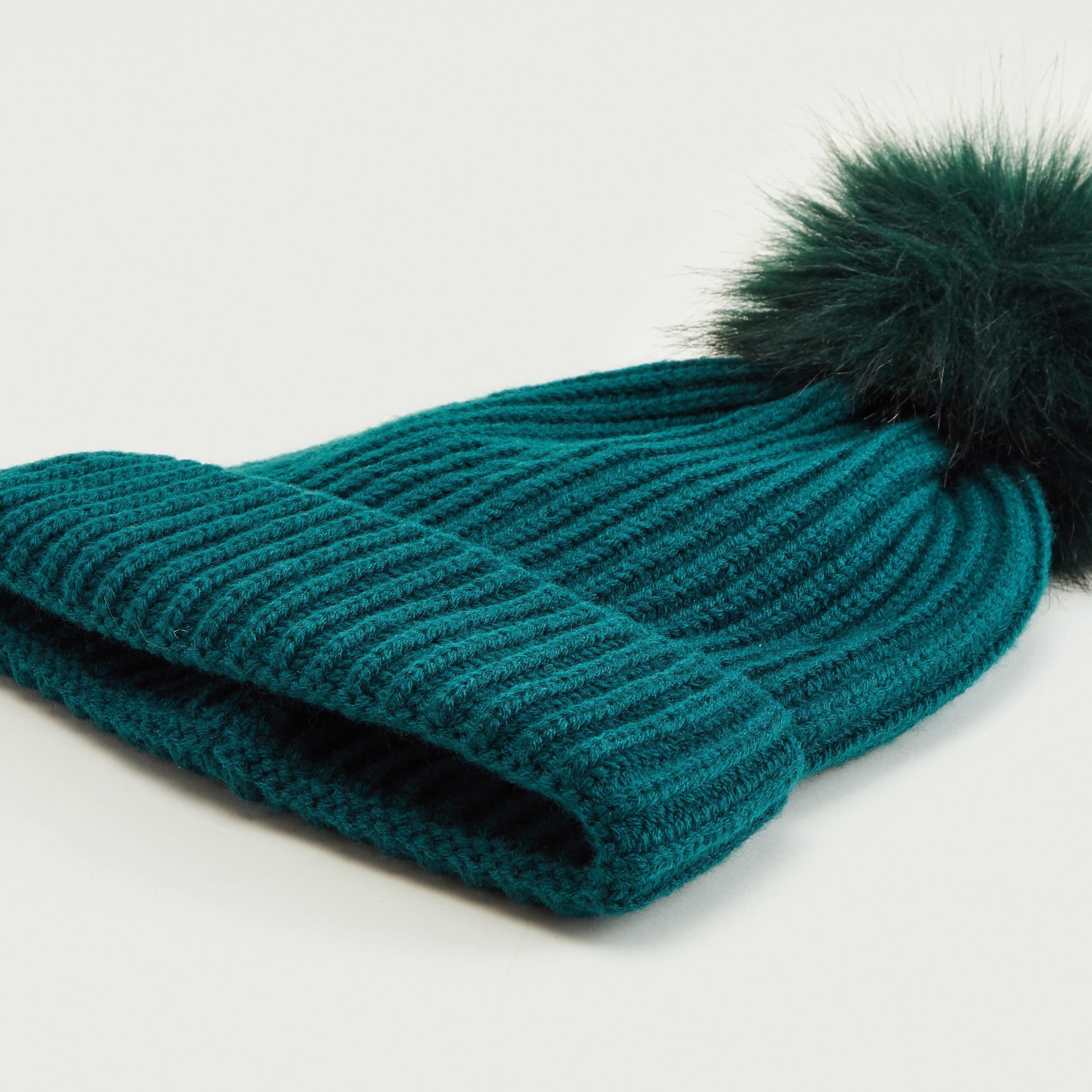 قبّعة بيني بارزة الملمس بأطراف مطّاطيّة وتفاصيل مزخرفة-women-clothingaccessories-capsandhats-image-1